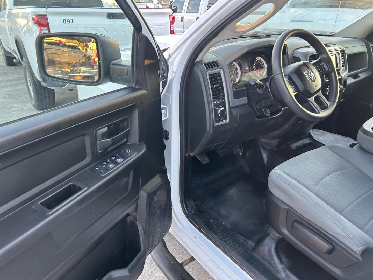 2019 White RAM 1500 Tradesman Crew Cab LWB 4WD (1C6RR7ST0KS) with an 5.7L V8 OHV 16V engine, 8A transmission, located at 1687 Business 35 S, New Braunfels, TX, 78130, (830) 625-7159, 29.655487, -98.051491 - Photo#9