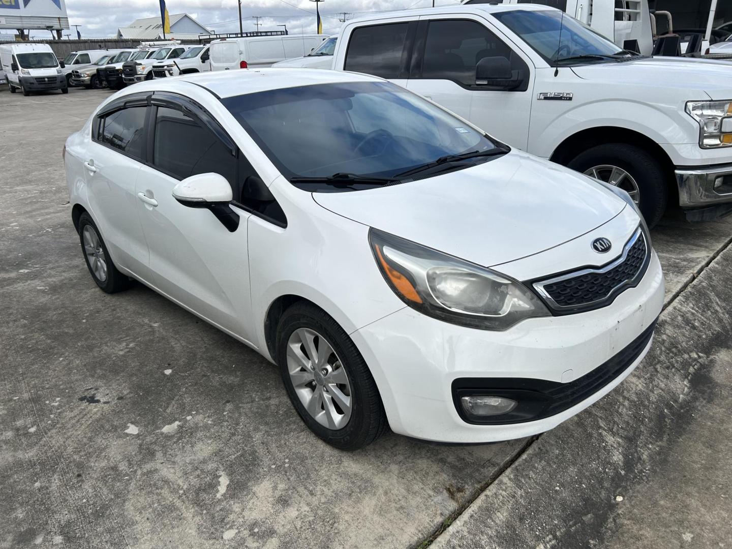 2015 White Kia Rio EX (KNADN4A3XF6) with an 1.6L L4 DOHC 16V engine, located at 1687 Business 35 S, New Braunfels, TX, 78130, (830) 625-7159, 29.655487, -98.051491 - Photo#1