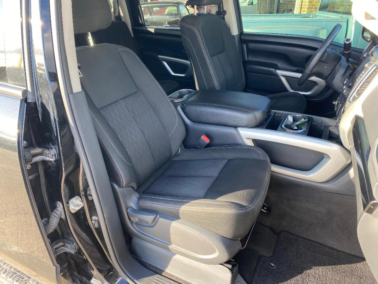 2018 Nissan Titan PRO-4X Crew Cab 4WD (1N6AA1E52JN) with an 5.6L V8 DOHC 32V engine, 6A transmission, located at 1687 Business 35 S, New Braunfels, TX, 78130, (830) 625-7159, 29.655487, -98.051491 - Photo#5