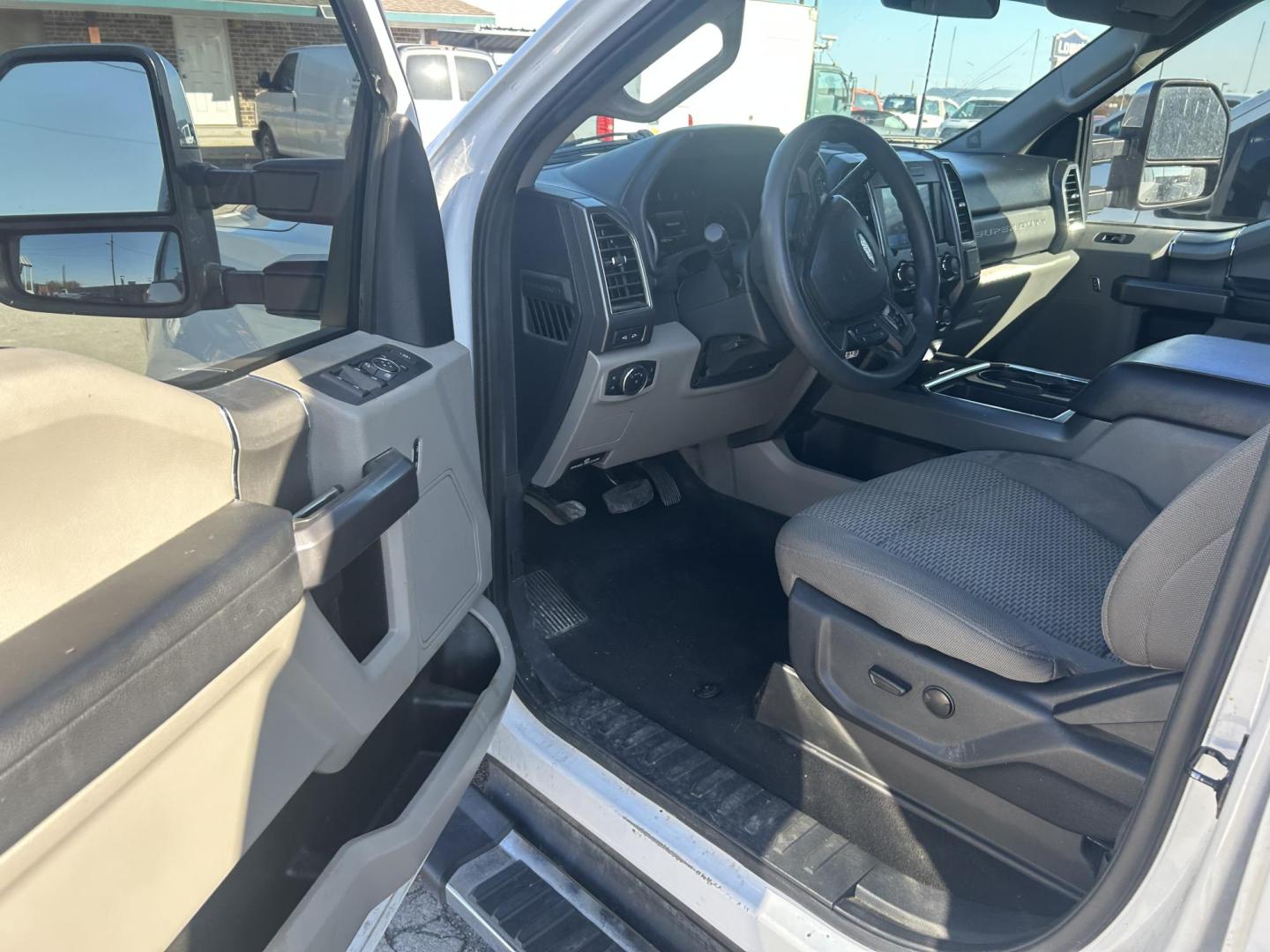 2022 White Ford F-250 SD XL Crew Cab 4WD (1FT7W2BN9NE) with an 7.3L V8 OHV 16V engine, 6A transmission, located at 1687 Business 35 S, New Braunfels, TX, 78130, (830) 625-7159, 29.655487, -98.051491 - Photo#10