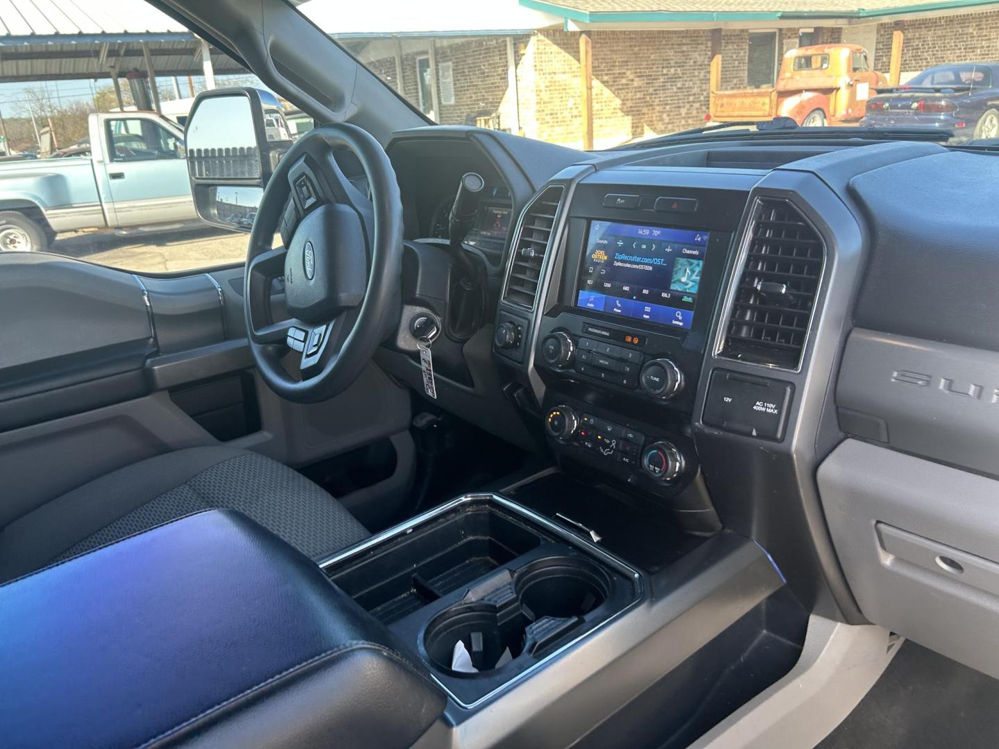 2022 White Ford F-250 SD XL Crew Cab 4WD (1FT7W2BN9NE) with an 7.3L V8 OHV 16V engine, 6A transmission, located at 1687 Business 35 S, New Braunfels, TX, 78130, (830) 625-7159, 29.655487, -98.051491 - Photo#3