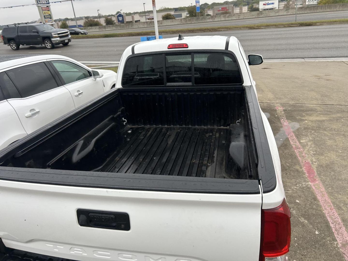 2021 White Toyota Tacoma SR5 Access Cab I4 6AT 2WD (3TYRX5GN6MT) with an 2.7L L4 DOHC 16V engine, 6A transmission, located at 1687 Business 35 S, New Braunfels, TX, 78130, (830) 625-7159, 29.655487, -98.051491 - Photo#4