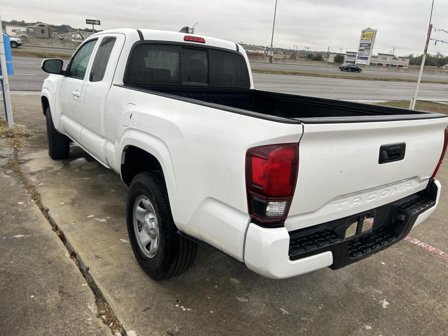 2021 White Toyota Tacoma SR5 Access Cab I4 6AT 2WD (3TYRX5GN6MT) with an 2.7L L4 DOHC 16V engine, 6A transmission, located at 1687 Business 35 S, New Braunfels, TX, 78130, (830) 625-7159, 29.655487, -98.051491 - Photo#5