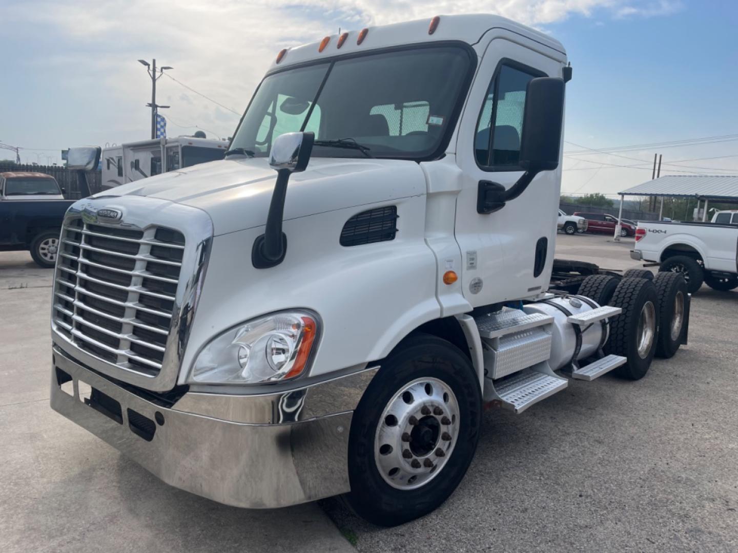 2011 White Freightliner Cascadia 113 - (1FUJGBDVXBL) with an 12.8L L6 DIESEL engine, located at 1687 Business 35 S, New Braunfels, TX, 78130, (830) 625-7159, 29.655487, -98.051491 - Photo#0