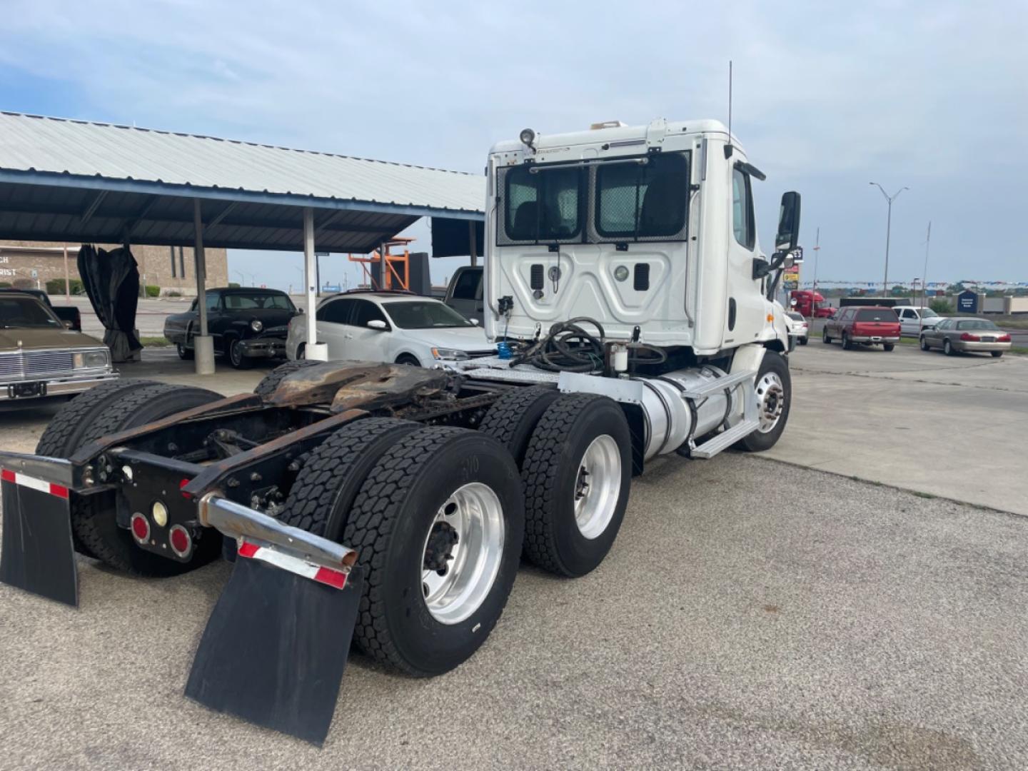 2011 White Freightliner Cascadia 113 - (1FUJGBDVXBL) with an 12.8L L6 DIESEL engine, located at 1687 Business 35 S, New Braunfels, TX, 78130, (830) 625-7159, 29.655487, -98.051491 - Photo#3