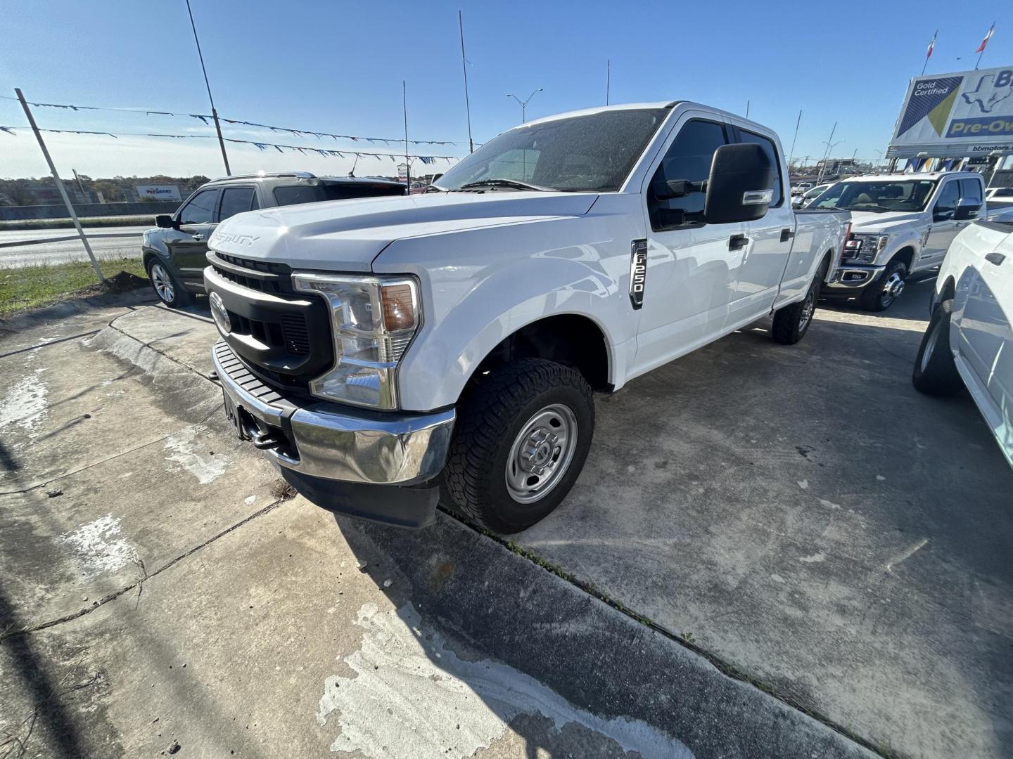 2022 White Ford F-250 SD XL Crew Cab 4WD (1FT7W2B61NE) with an 6.2L V8 OHV 16V engine, 6A transmission, located at 1687 Business 35 S, New Braunfels, TX, 78130, (830) 625-7159, 29.655487, -98.051491 - Photo#0