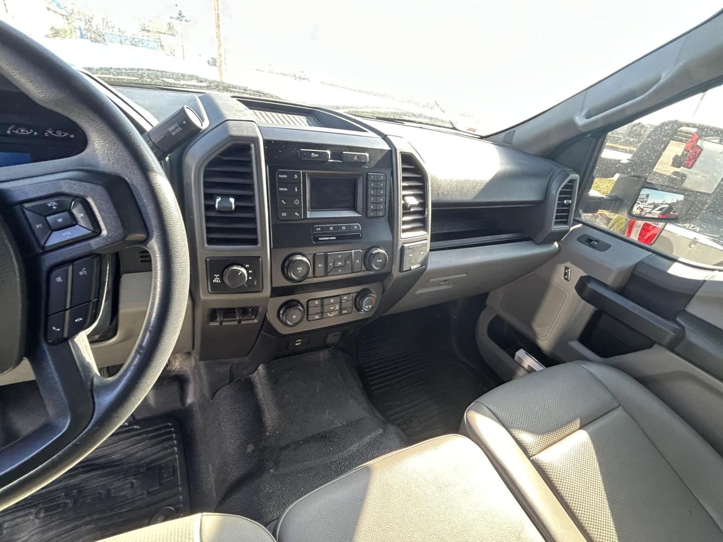 2022 White Ford F-250 SD XL Crew Cab 4WD (1FT7W2B61NE) with an 6.2L V8 OHV 16V engine, 6A transmission, located at 1687 Business 35 S, New Braunfels, TX, 78130, (830) 625-7159, 29.655487, -98.051491 - Photo#13