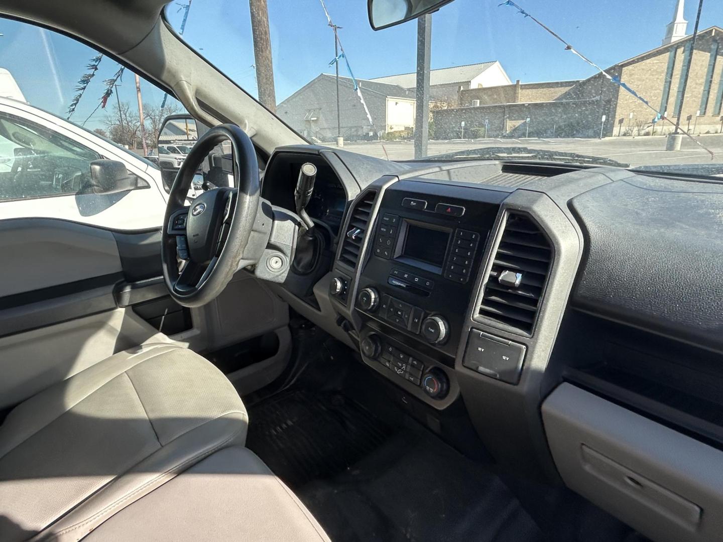 2022 White Ford F-250 SD XL Crew Cab 4WD (1FT7W2B61NE) with an 6.2L V8 OHV 16V engine, 6A transmission, located at 1687 Business 35 S, New Braunfels, TX, 78130, (830) 625-7159, 29.655487, -98.051491 - Photo#3