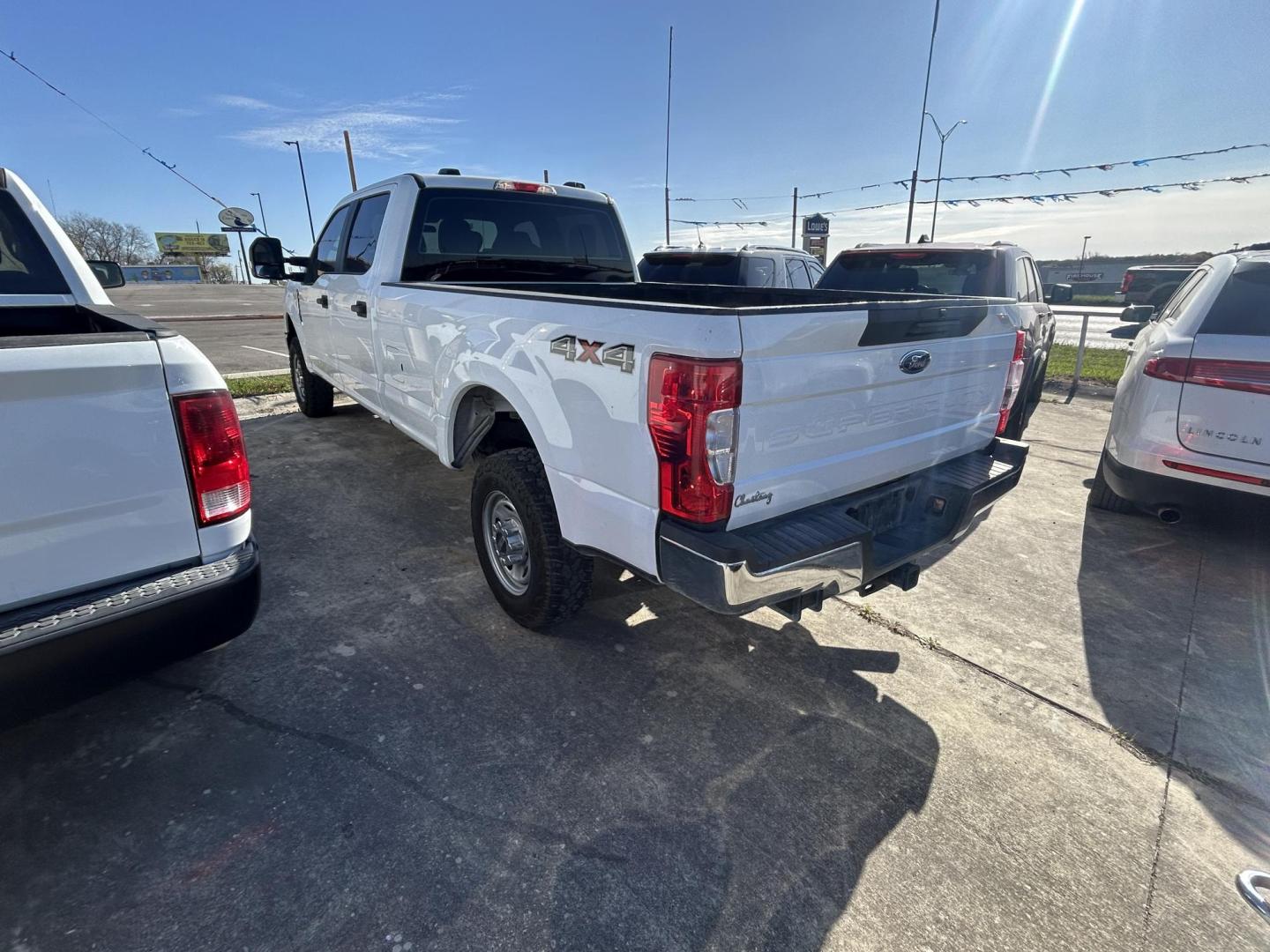 2022 White Ford F-250 SD XL Crew Cab 4WD (1FT7W2B61NE) with an 6.2L V8 OHV 16V engine, 6A transmission, located at 1687 Business 35 S, New Braunfels, TX, 78130, (830) 625-7159, 29.655487, -98.051491 - Photo#8