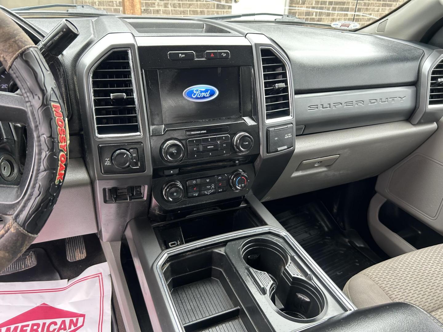 2017 Blue Ford F-250 SD XLT Crew Cab 4WD (1FT7W2B65HE) with an 6.2L V8 OHV 16V engine, 6A transmission, located at 1687 Business 35 S, New Braunfels, TX, 78130, (830) 625-7159, 29.655487, -98.051491 - Photo#11