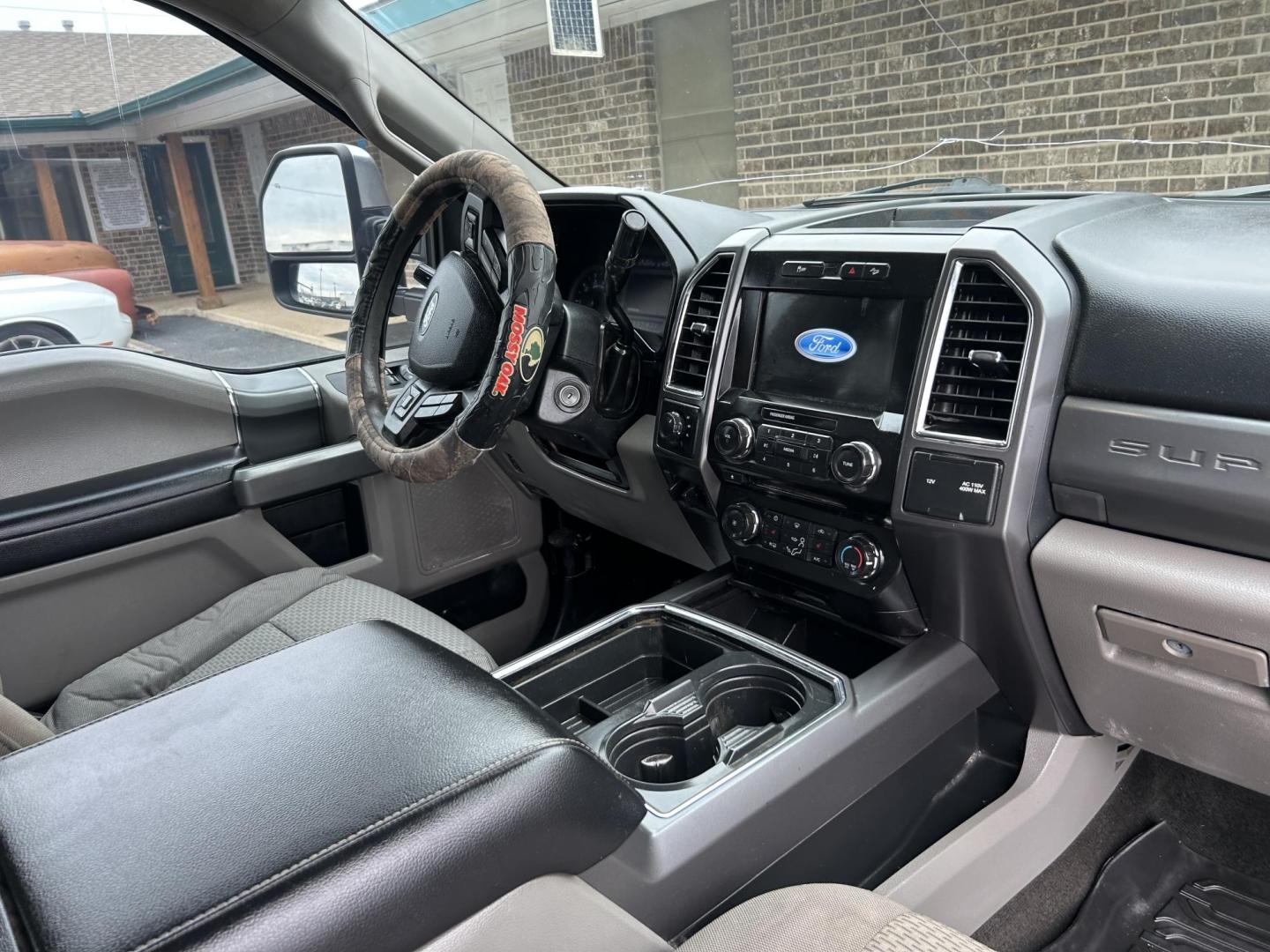 2017 Blue Ford F-250 SD XLT Crew Cab 4WD (1FT7W2B65HE) with an 6.2L V8 OHV 16V engine, 6A transmission, located at 1687 Business 35 S, New Braunfels, TX, 78130, (830) 625-7159, 29.655487, -98.051491 - Photo#8