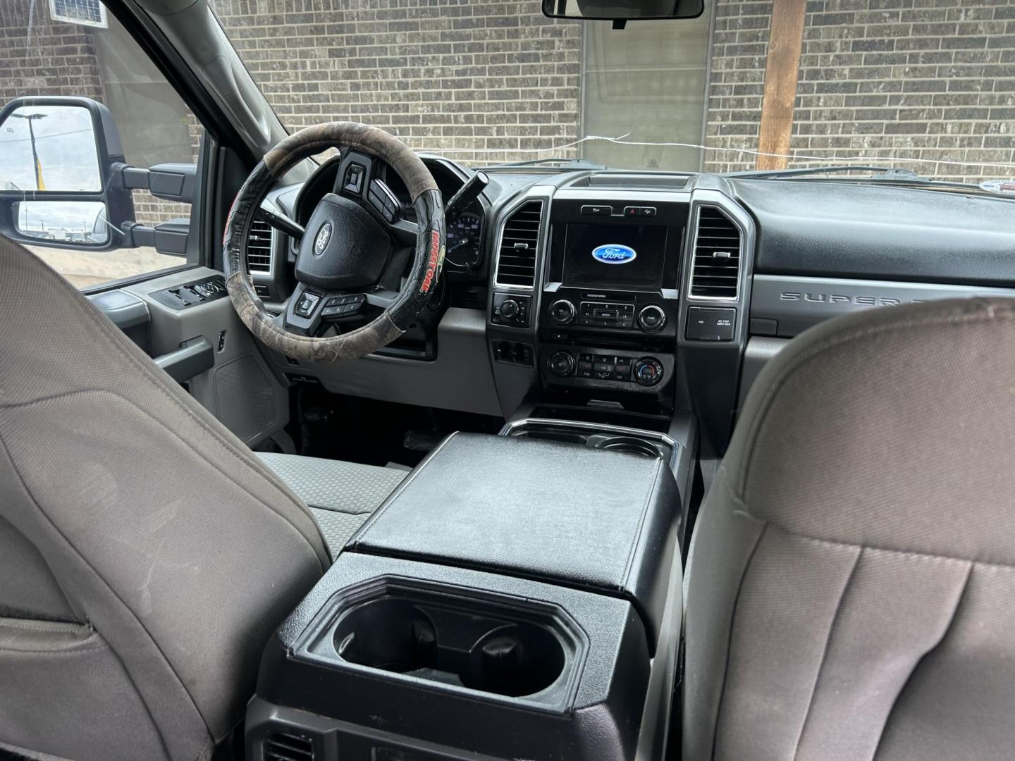 2017 Blue Ford F-250 SD XLT Crew Cab 4WD (1FT7W2B65HE) with an 6.2L V8 OHV 16V engine, 6A transmission, located at 1687 Business 35 S, New Braunfels, TX, 78130, (830) 625-7159, 29.655487, -98.051491 - Photo#9