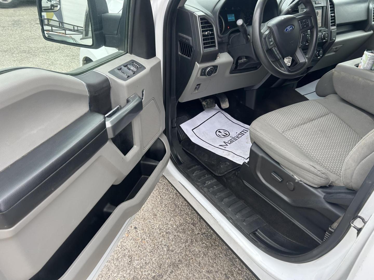 2019 White Ford F-150 XLT SuperCrew 5.5-ft. 2WD (1FTEW1CB5KK) with an 3.3L V6 DOHC 24V engine, 6A transmission, located at 1687 Business 35 S, New Braunfels, TX, 78130, (830) 625-7159, 29.655487, -98.051491 - Photo#4