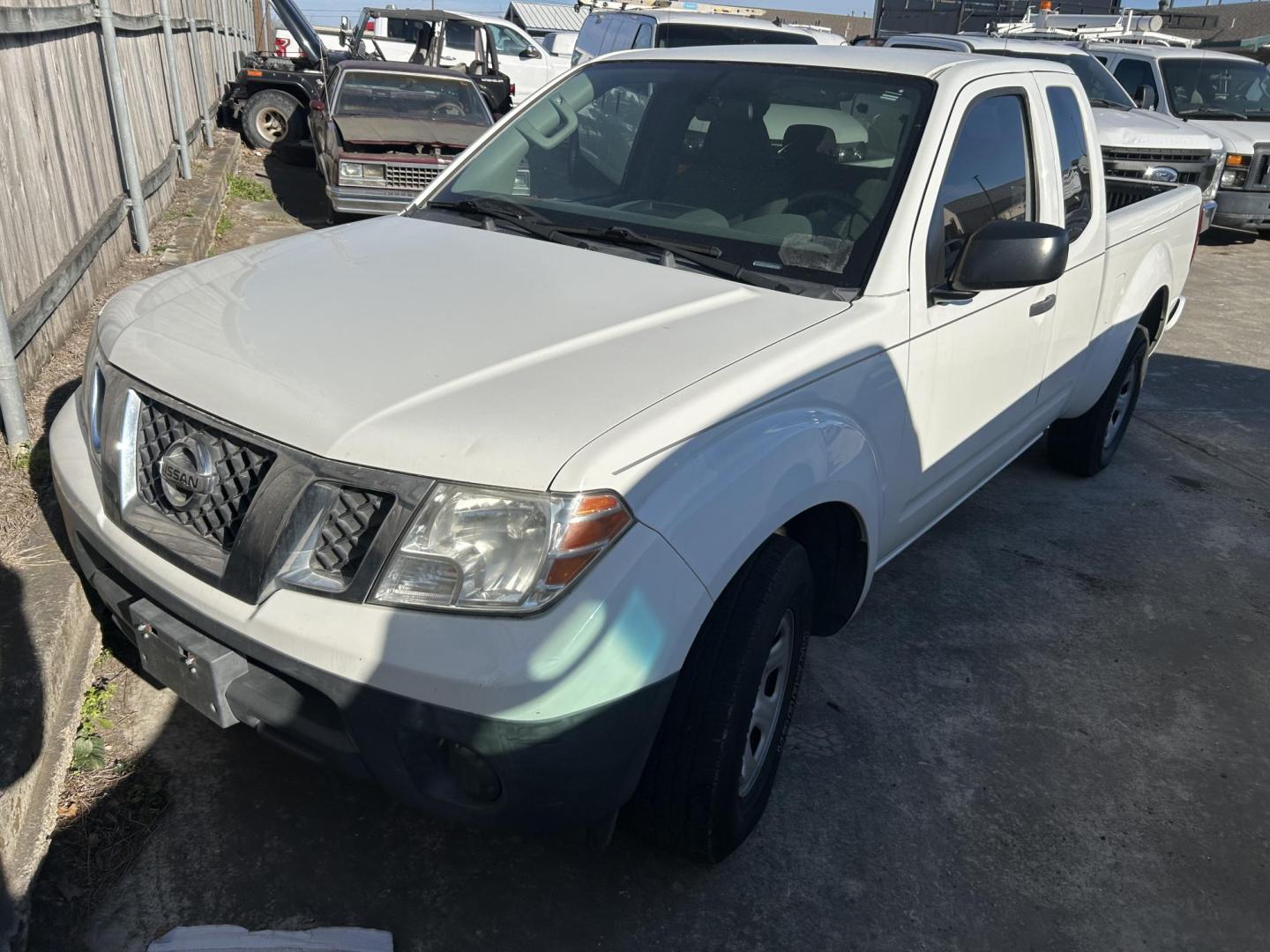 2018 White Nissan Frontier SV King Cab I4 AT 2WD (1N6BD0CT9JN) with an 2.5L L4 DOHC 16V engine, Automatic transmission, located at 1687 Business 35 S, New Braunfels, TX, 78130, (830) 625-7159, 29.655487, -98.051491 - Photo#0