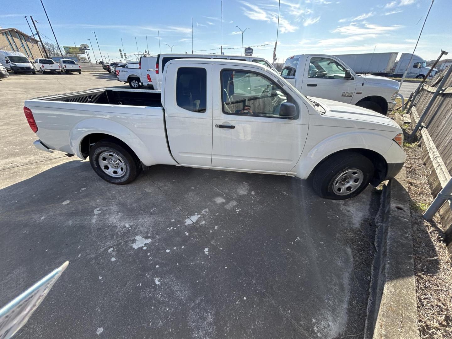 2018 White Nissan Frontier SV King Cab I4 AT 2WD (1N6BD0CT9JN) with an 2.5L L4 DOHC 16V engine, Automatic transmission, located at 1687 Business 35 S, New Braunfels, TX, 78130, (830) 625-7159, 29.655487, -98.051491 - Photo#2