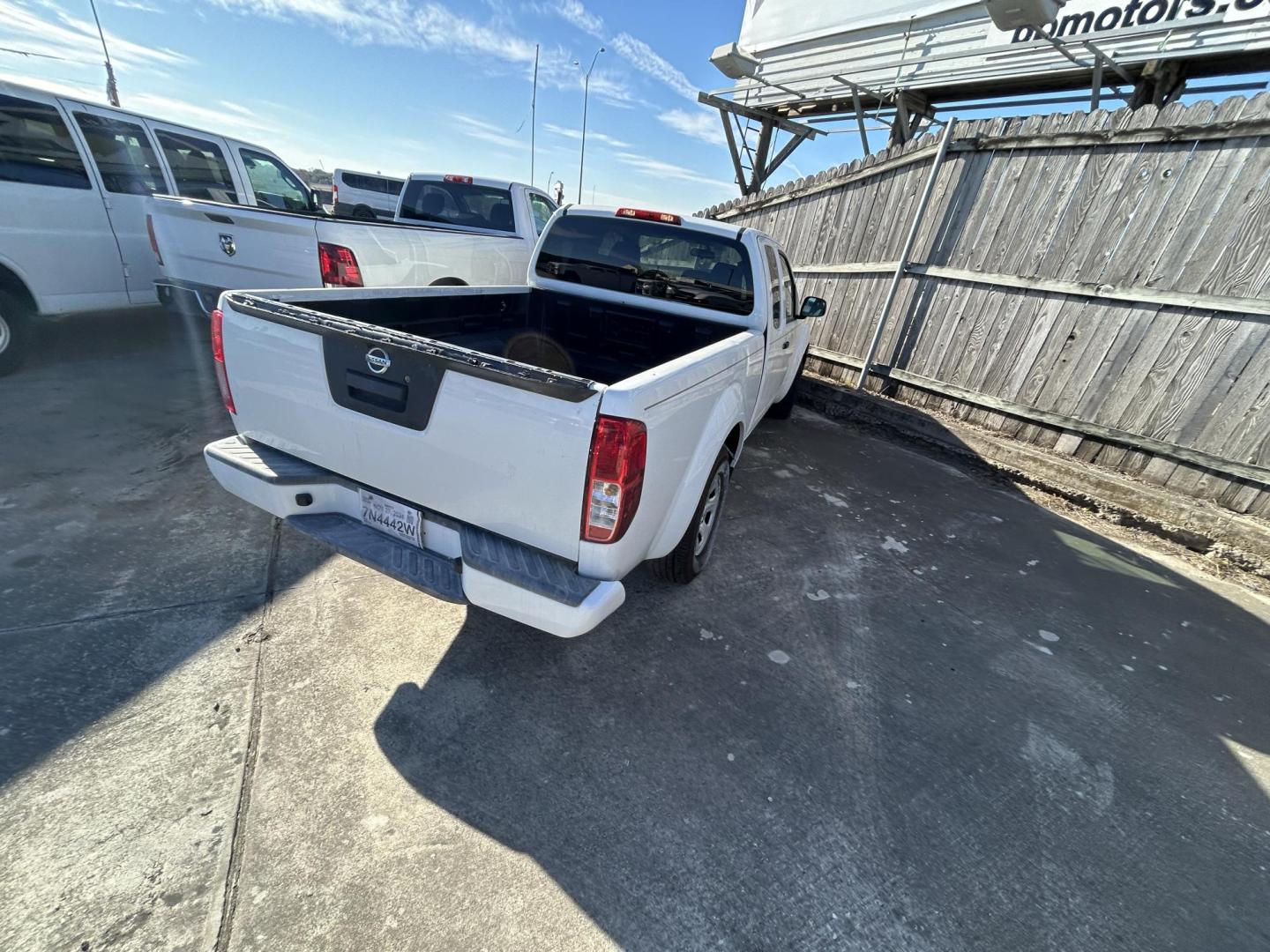 2018 White Nissan Frontier SV King Cab I4 AT 2WD (1N6BD0CT9JN) with an 2.5L L4 DOHC 16V engine, Automatic transmission, located at 1687 Business 35 S, New Braunfels, TX, 78130, (830) 625-7159, 29.655487, -98.051491 - Photo#3