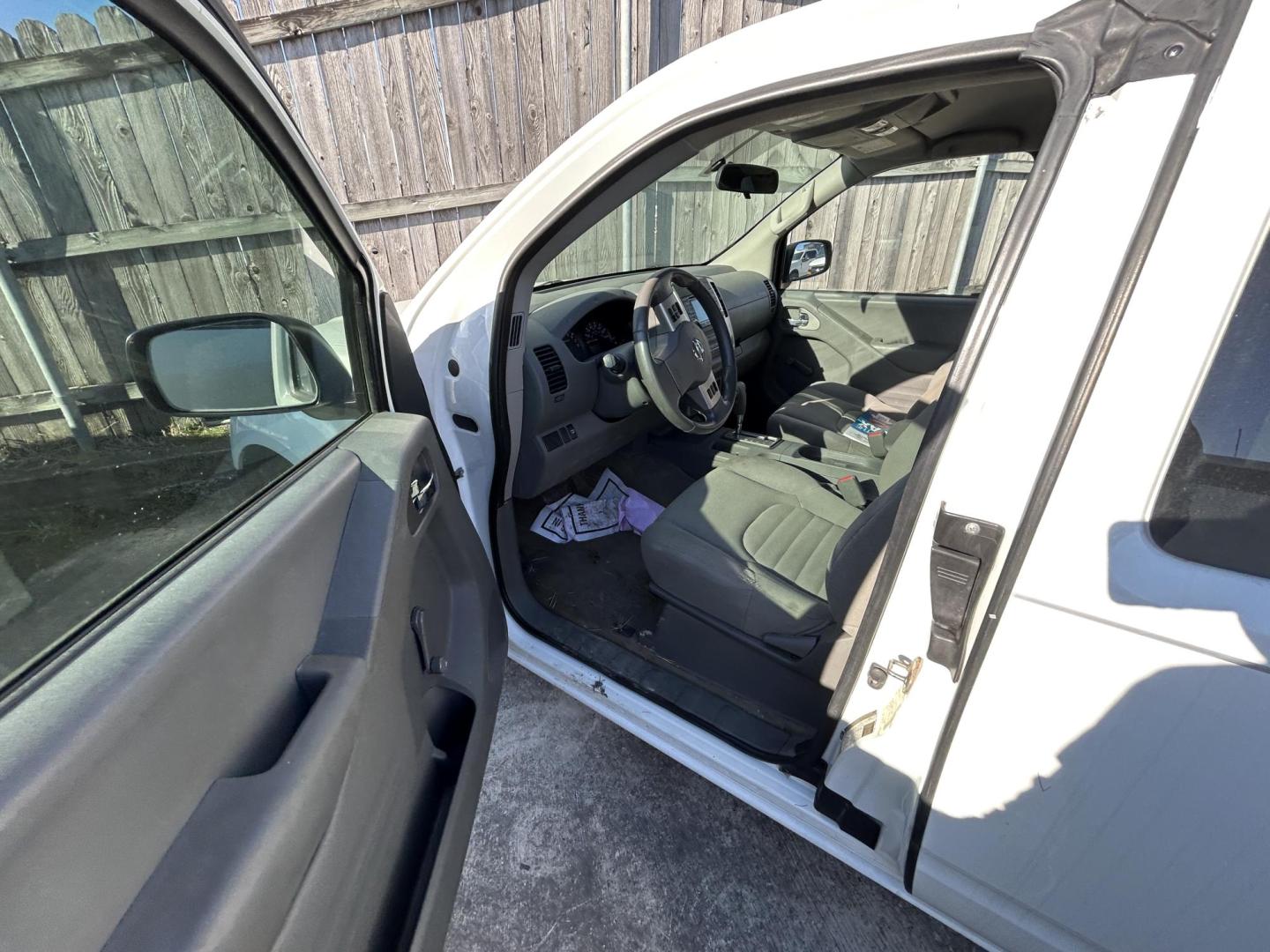 2018 White Nissan Frontier SV King Cab I4 AT 2WD (1N6BD0CT9JN) with an 2.5L L4 DOHC 16V engine, Automatic transmission, located at 1687 Business 35 S, New Braunfels, TX, 78130, (830) 625-7159, 29.655487, -98.051491 - Photo#4