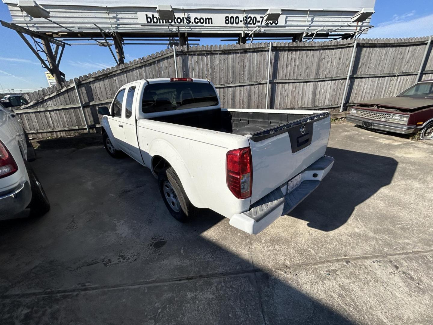 2018 White Nissan Frontier SV King Cab I4 AT 2WD (1N6BD0CT9JN) with an 2.5L L4 DOHC 16V engine, Automatic transmission, located at 1687 Business 35 S, New Braunfels, TX, 78130, (830) 625-7159, 29.655487, -98.051491 - Photo#5