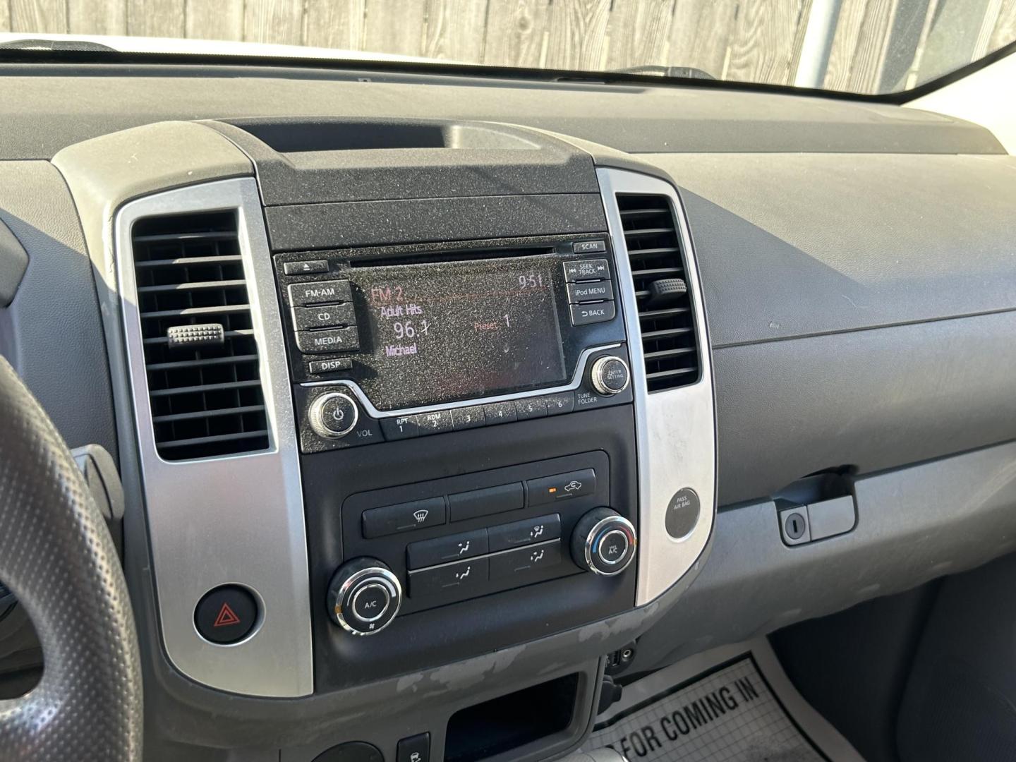 2018 White Nissan Frontier SV King Cab I4 AT 2WD (1N6BD0CT9JN) with an 2.5L L4 DOHC 16V engine, Automatic transmission, located at 1687 Business 35 S, New Braunfels, TX, 78130, (830) 625-7159, 29.655487, -98.051491 - Photo#6