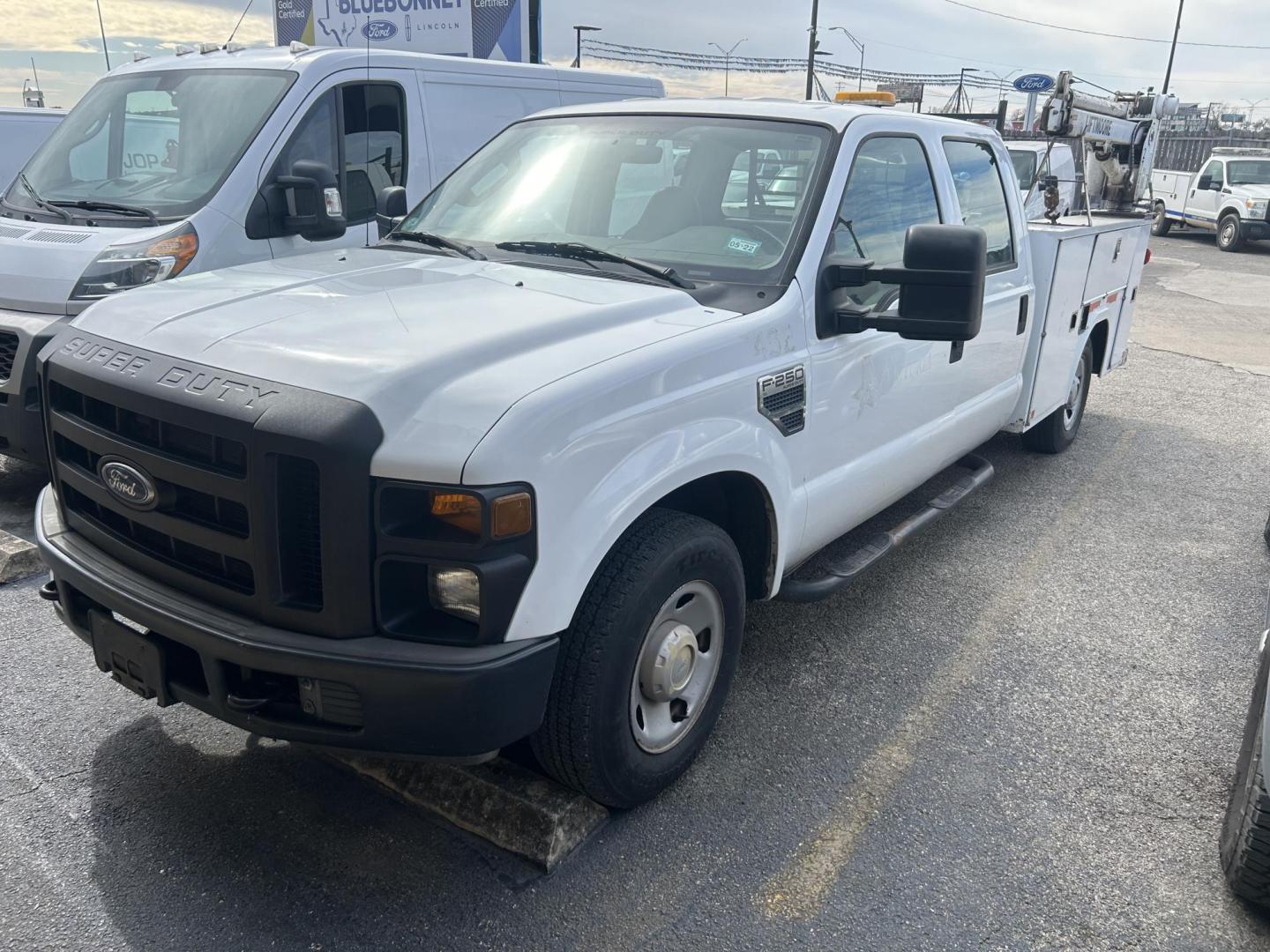 2008 White Ford F-250 SD XL Crew Cab 2WD (1FTSW20528E) with an 5.4L V8 SOHC 16V engine, Automatic transmission, located at 1687 Business 35 S, New Braunfels, TX, 78130, (830) 625-7159, 29.655487, -98.051491 - Photo#0