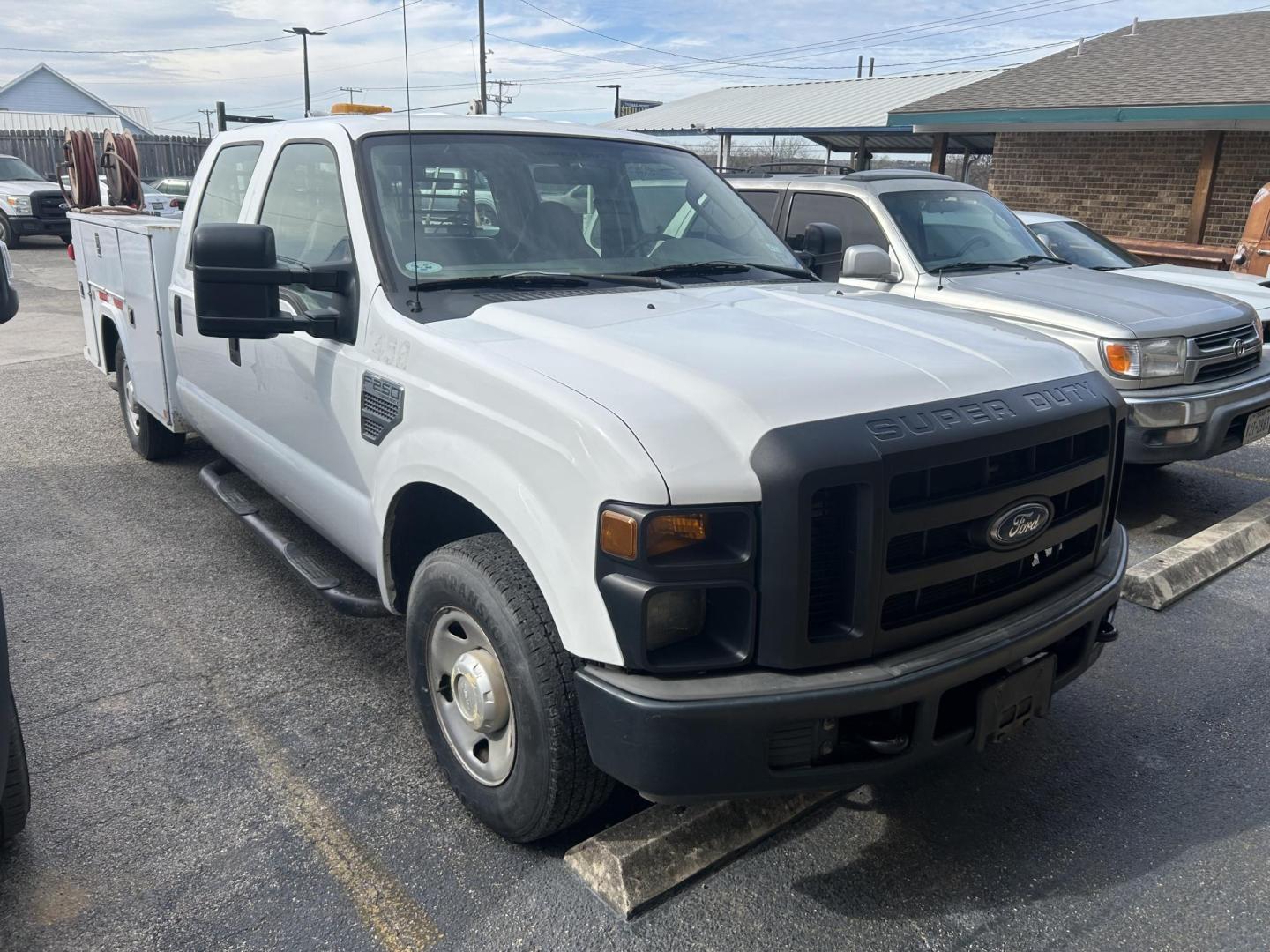 2008 White Ford F-250 SD XL Crew Cab 2WD (1FTSW20528E) with an 5.4L V8 SOHC 16V engine, Automatic transmission, located at 1687 Business 35 S, New Braunfels, TX, 78130, (830) 625-7159, 29.655487, -98.051491 - Photo#3