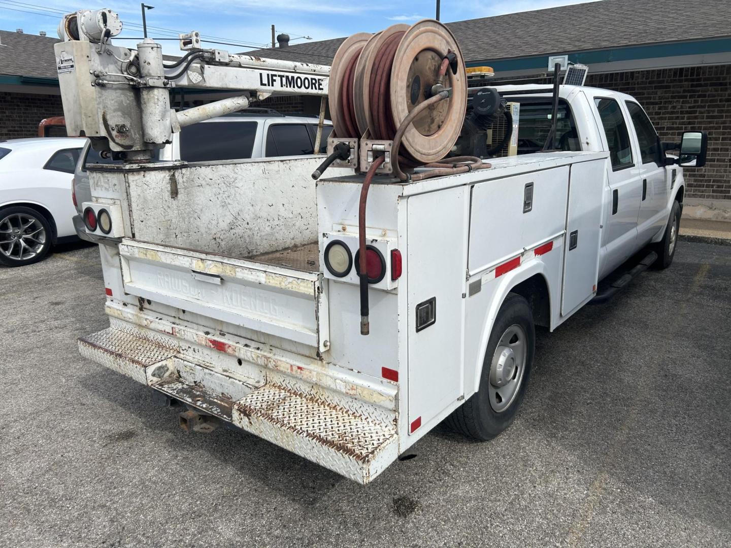 2008 White Ford F-250 SD XL Crew Cab 2WD (1FTSW20528E) with an 5.4L V8 SOHC 16V engine, Automatic transmission, located at 1687 Business 35 S, New Braunfels, TX, 78130, (830) 625-7159, 29.655487, -98.051491 - Photo#2