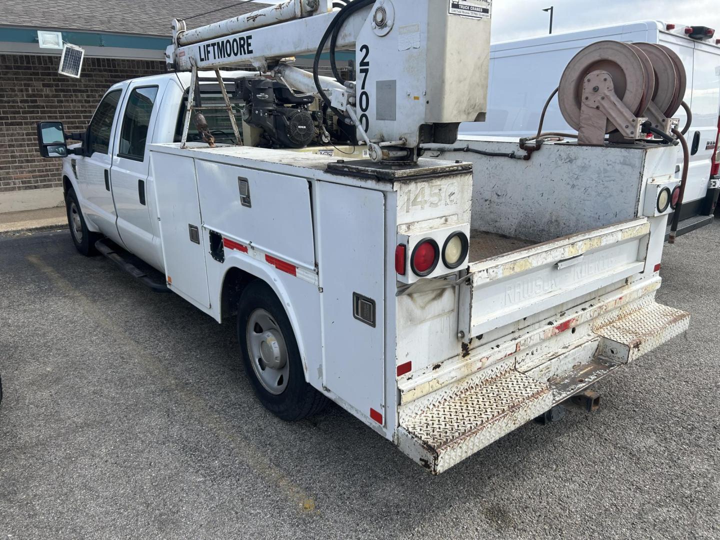 2008 White Ford F-250 SD XL Crew Cab 2WD (1FTSW20528E) with an 5.4L V8 SOHC 16V engine, Automatic transmission, located at 1687 Business 35 S, New Braunfels, TX, 78130, (830) 625-7159, 29.655487, -98.051491 - Photo#1