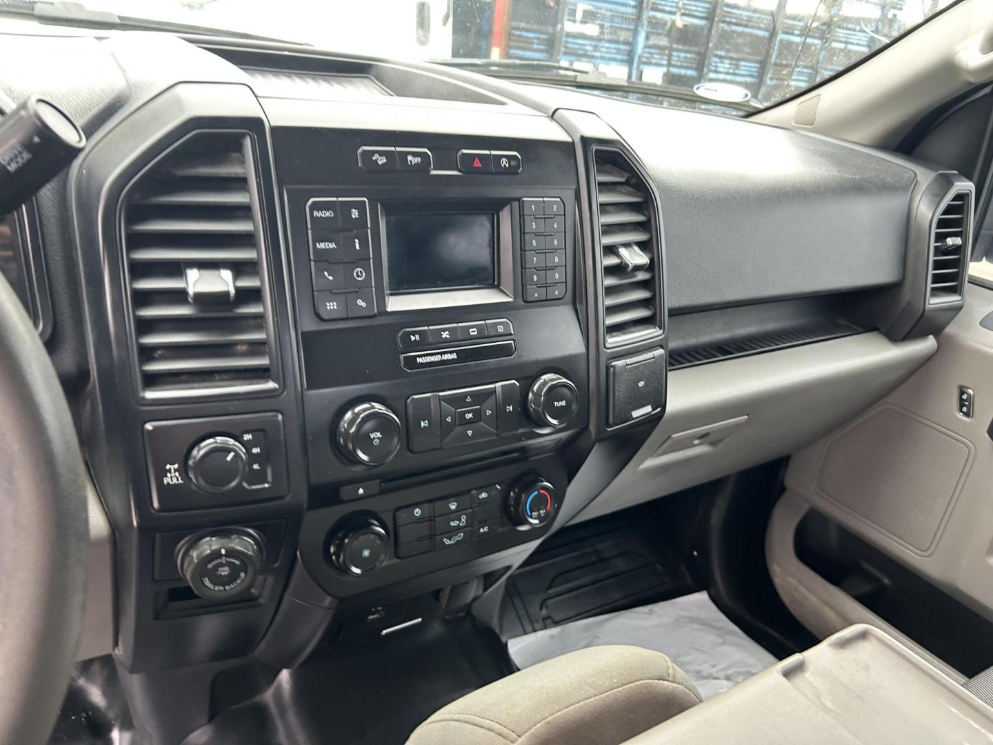 2018 White Ford F-150 Lariat SuperCab 6.5-ft. 4WD (1FTFX1E59JK) with an 5.0L V8 OHV 16V engine, 6A transmission, located at 1687 Business 35 S, New Braunfels, TX, 78130, (830) 625-7159, 29.655487, -98.051491 - Photo#11