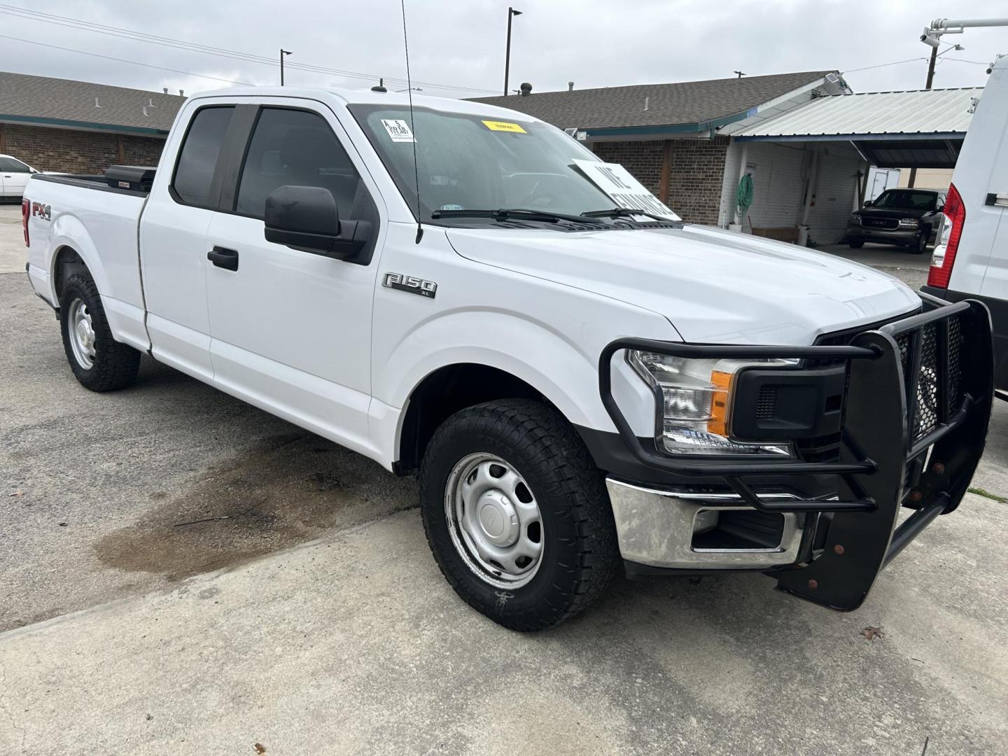 2018 White Ford F-150 Lariat SuperCab 6.5-ft. 4WD (1FTFX1E59JK) with an 5.0L V8 OHV 16V engine, 6A transmission, located at 1687 Business 35 S, New Braunfels, TX, 78130, (830) 625-7159, 29.655487, -98.051491 - Photo#3