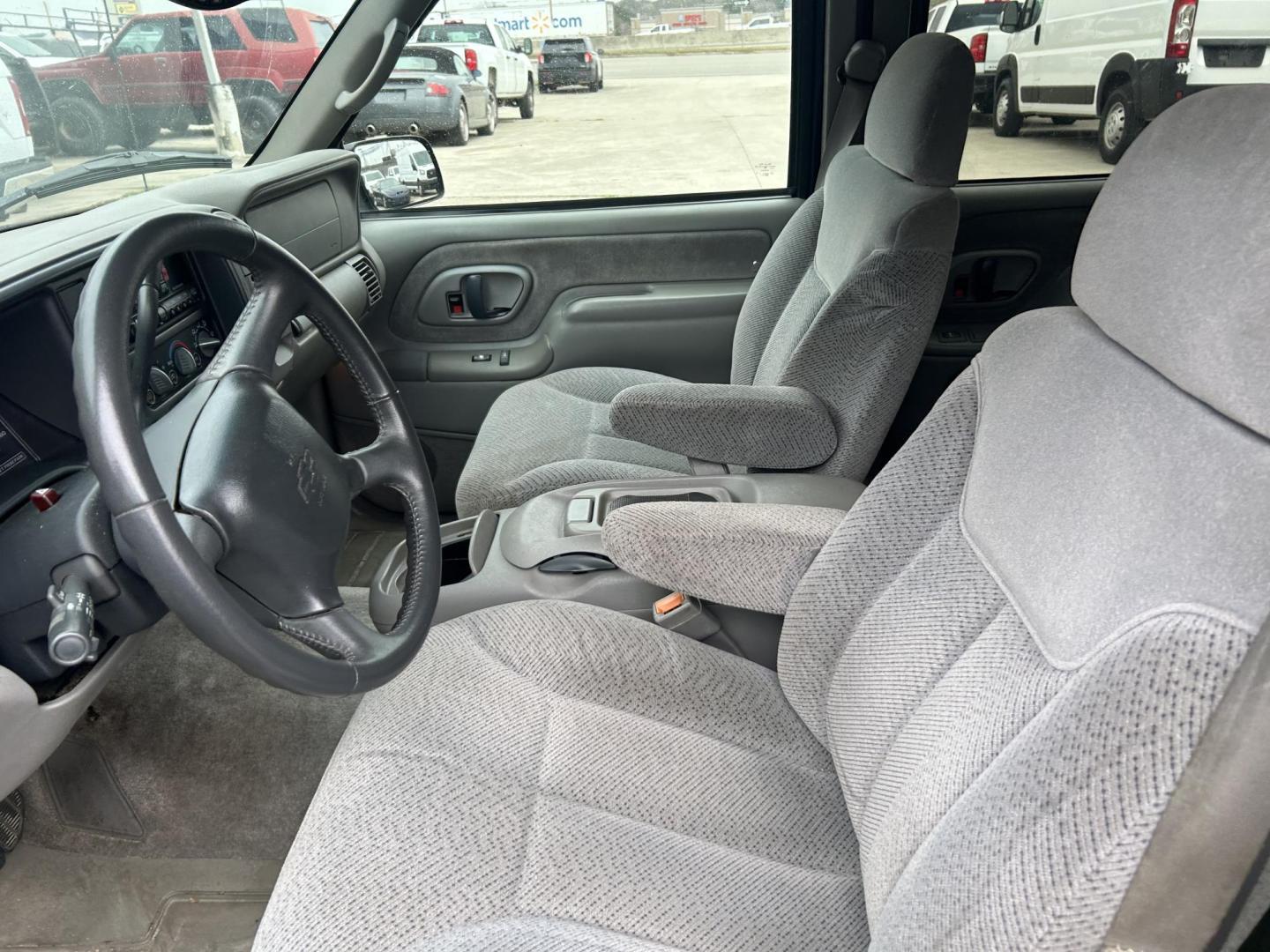 1999 Blue Chevrolet Suburban C1500 2WD (3GNEC16R4XG) with an 5.7L V8 OHV 16V engine, 4-Speed Automatic Overdrive transmission, located at 1687 Business 35 S, New Braunfels, TX, 78130, (830) 625-7159, 29.655487, -98.051491 - Photo#4