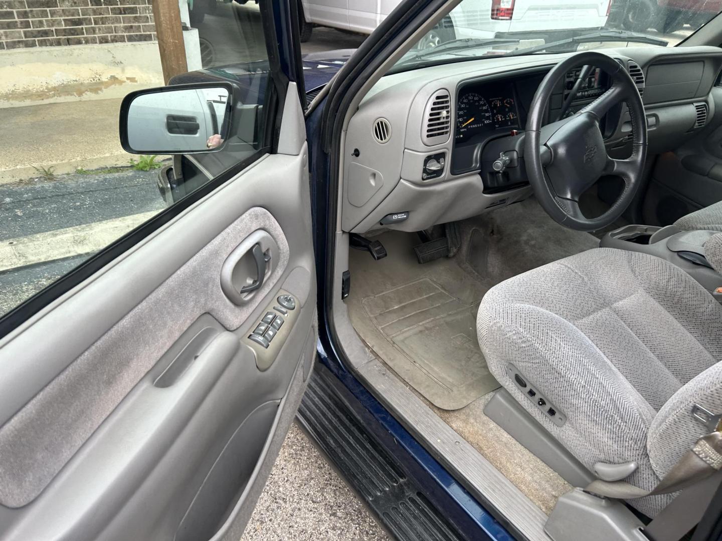 1999 Blue Chevrolet Suburban C1500 2WD (3GNEC16R4XG) with an 5.7L V8 OHV 16V engine, 4-Speed Automatic Overdrive transmission, located at 1687 Business 35 S, New Braunfels, TX, 78130, (830) 625-7159, 29.655487, -98.051491 - Photo#12