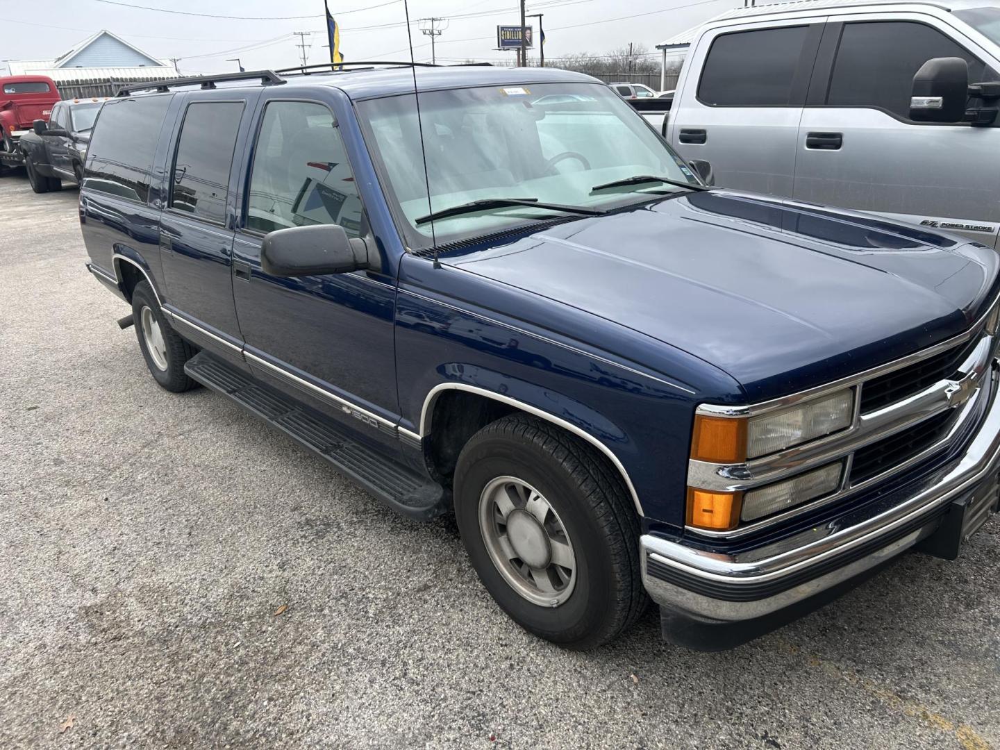 1999 Blue Chevrolet Suburban C1500 2WD (3GNEC16R4XG) with an 5.7L V8 OHV 16V engine, 4-Speed Automatic Overdrive transmission, located at 1687 Business 35 S, New Braunfels, TX, 78130, (830) 625-7159, 29.655487, -98.051491 - Photo#3