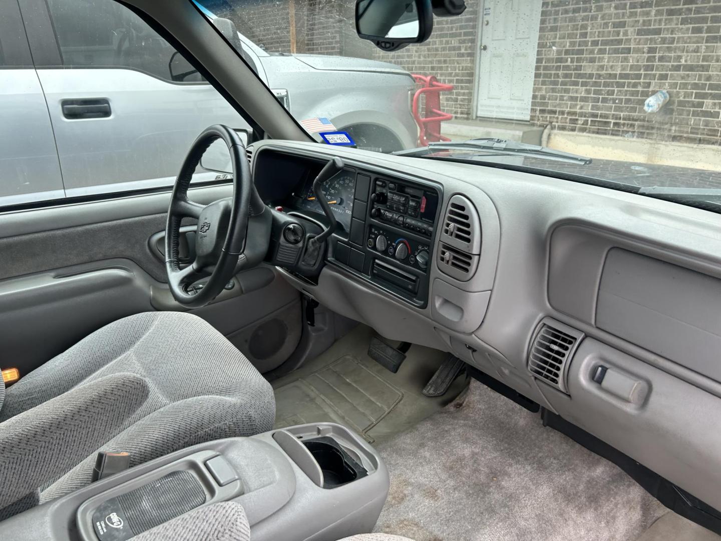 1999 Blue Chevrolet Suburban C1500 2WD (3GNEC16R4XG) with an 5.7L V8 OHV 16V engine, 4-Speed Automatic Overdrive transmission, located at 1687 Business 35 S, New Braunfels, TX, 78130, (830) 625-7159, 29.655487, -98.051491 - Photo#10