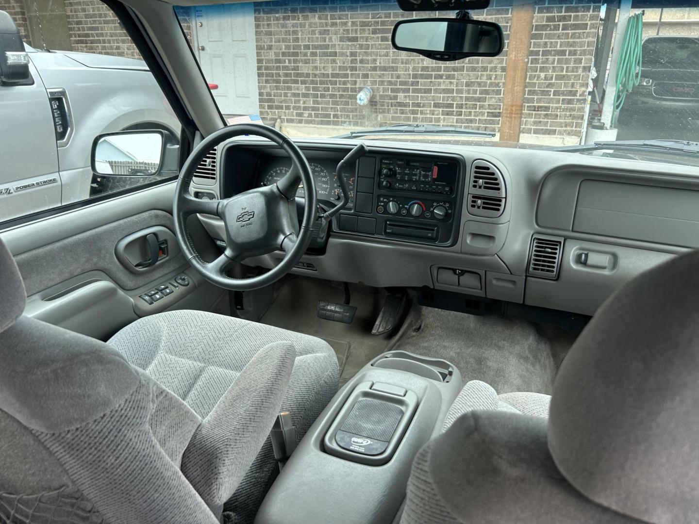 1999 Blue Chevrolet Suburban C1500 2WD (3GNEC16R4XG) with an 5.7L V8 OHV 16V engine, 4-Speed Automatic Overdrive transmission, located at 1687 Business 35 S, New Braunfels, TX, 78130, (830) 625-7159, 29.655487, -98.051491 - Photo#11