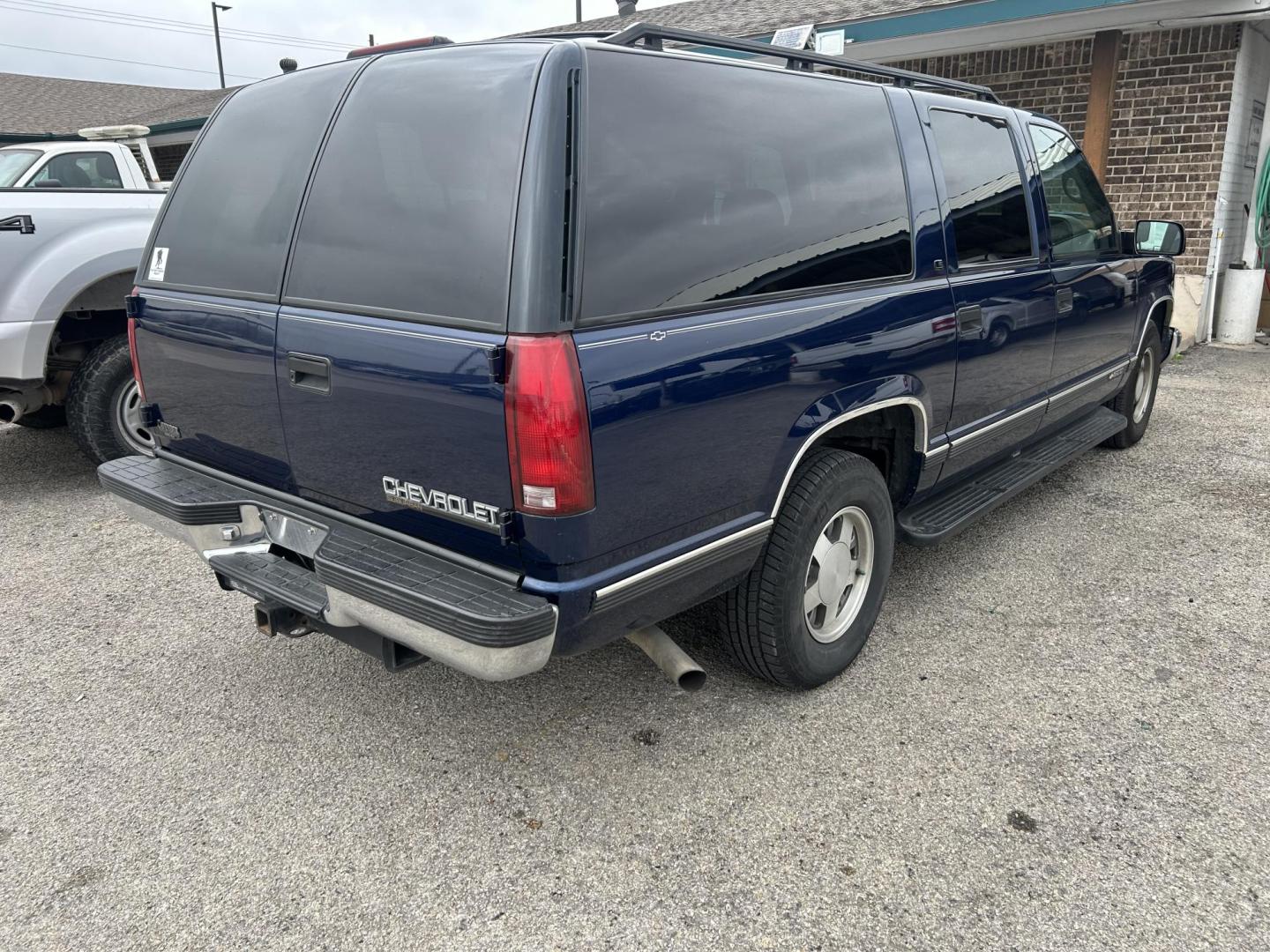 1999 Blue Chevrolet Suburban C1500 2WD (3GNEC16R4XG) with an 5.7L V8 OHV 16V engine, 4-Speed Automatic Overdrive transmission, located at 1687 Business 35 S, New Braunfels, TX, 78130, (830) 625-7159, 29.655487, -98.051491 - Photo#1