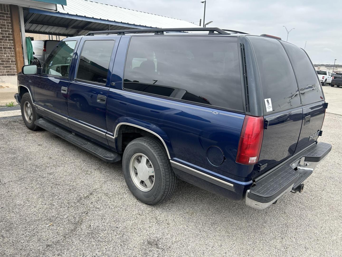 1999 Blue Chevrolet Suburban C1500 2WD (3GNEC16R4XG) with an 5.7L V8 OHV 16V engine, 4-Speed Automatic Overdrive transmission, located at 1687 Business 35 S, New Braunfels, TX, 78130, (830) 625-7159, 29.655487, -98.051491 - Photo#2