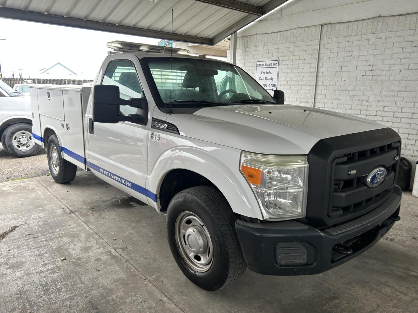 2011 White Ford F-350 SD XL 2WD (1FTBF3A60BE) with an 6.2L V8 OHV 16V engine, 6-Speed Automatic transmission, located at 1687 Business 35 S, New Braunfels, TX, 78130, (830) 625-7159, 29.655487, -98.051491 - Photo#4