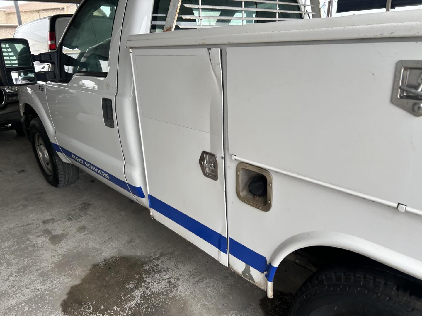 2011 White Ford F-350 SD XL 2WD (1FTBF3A60BE) with an 6.2L V8 OHV 16V engine, 6-Speed Automatic transmission, located at 1687 Business 35 S, New Braunfels, TX, 78130, (830) 625-7159, 29.655487, -98.051491 - Photo#3