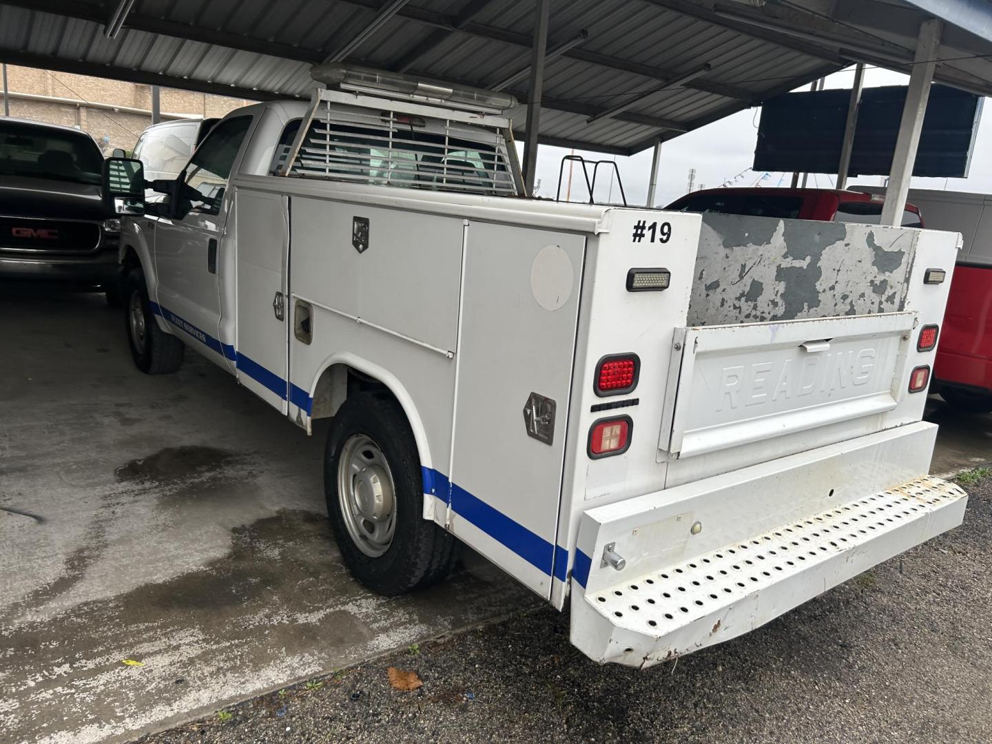 2011 White Ford F-350 SD XL 2WD (1FTBF3A60BE) with an 6.2L V8 OHV 16V engine, 6-Speed Automatic transmission, located at 1687 Business 35 S, New Braunfels, TX, 78130, (830) 625-7159, 29.655487, -98.051491 - Photo#1