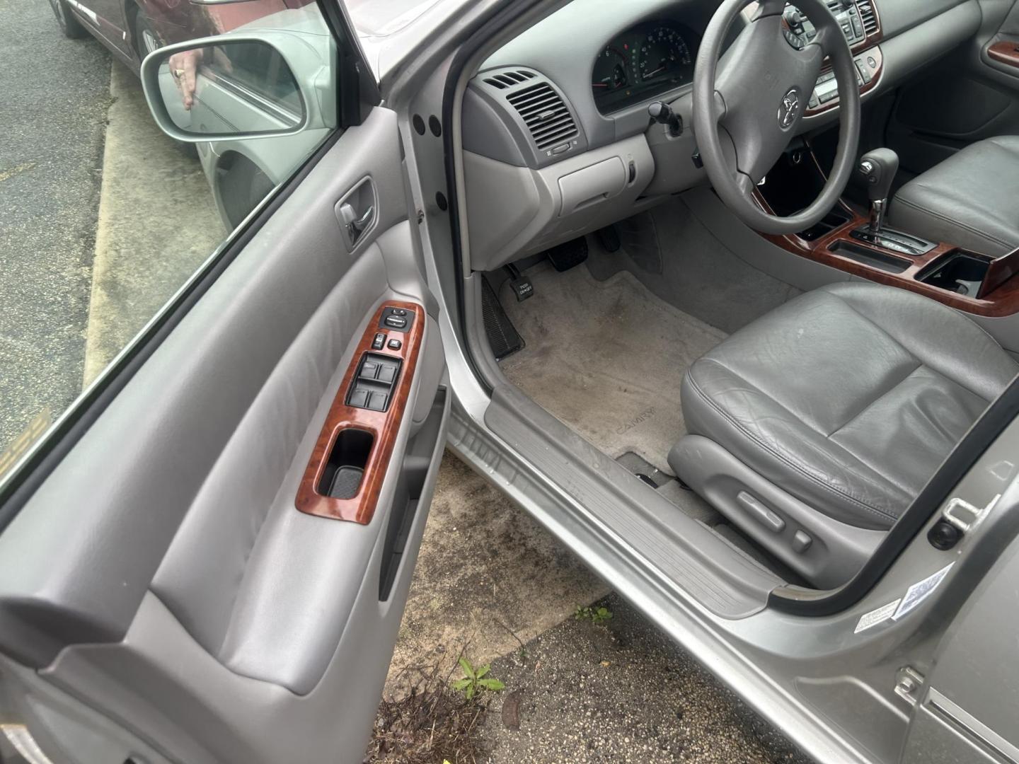 2003 Silver Toyota Camry LE (4T1BE32K73U) with an 2.4L L4 DOHC 16V engine, located at 1687 Business 35 S, New Braunfels, TX, 78130, (830) 625-7159, 29.655487, -98.051491 - Photo#7