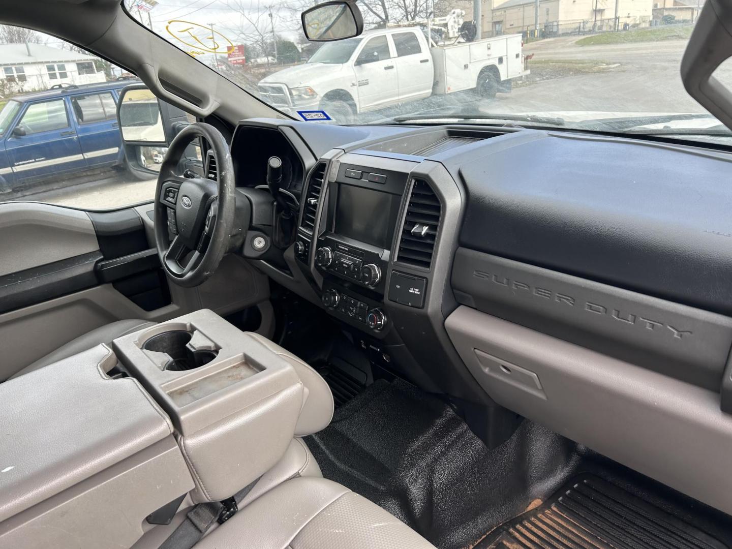 2020 White Ford F-250 SD King Ranch Crew Cab 4WD (1FT7W2B64LE) with an 6.2L V8 OHV 16V engine, 6A transmission, located at 1687 Business 35 S, New Braunfels, TX, 78130, (830) 625-7159, 29.655487, -98.051491 - Photo#3