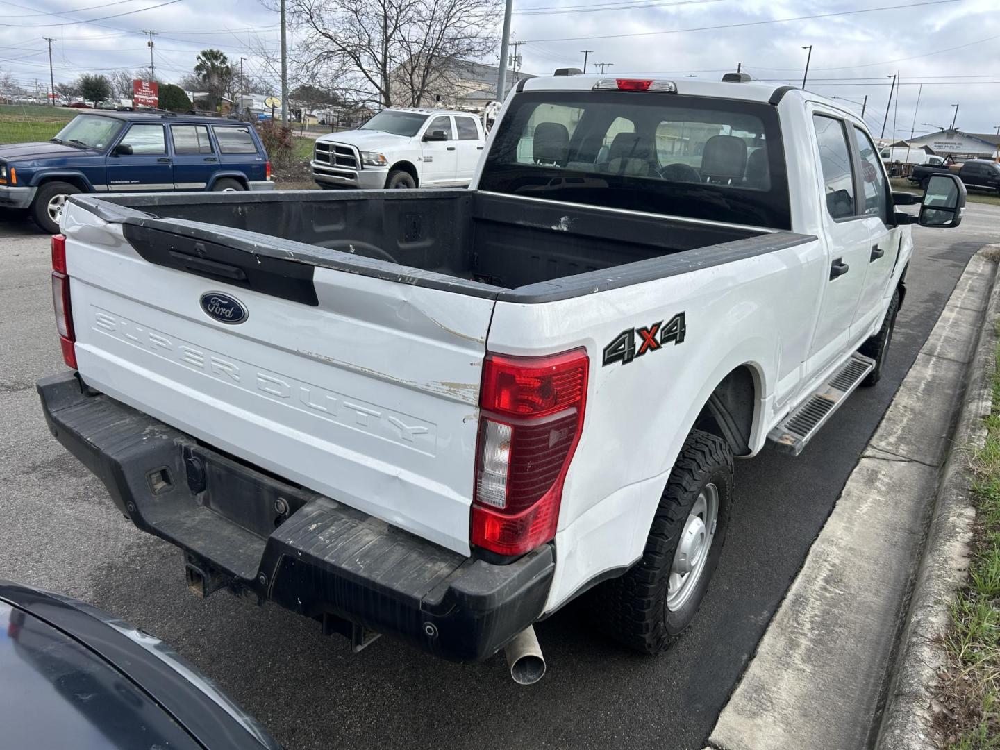 2020 White Ford F-250 SD King Ranch Crew Cab 4WD (1FT7W2B64LE) with an 6.2L V8 OHV 16V engine, 6A transmission, located at 1687 Business 35 S, New Braunfels, TX, 78130, (830) 625-7159, 29.655487, -98.051491 - Photo#7