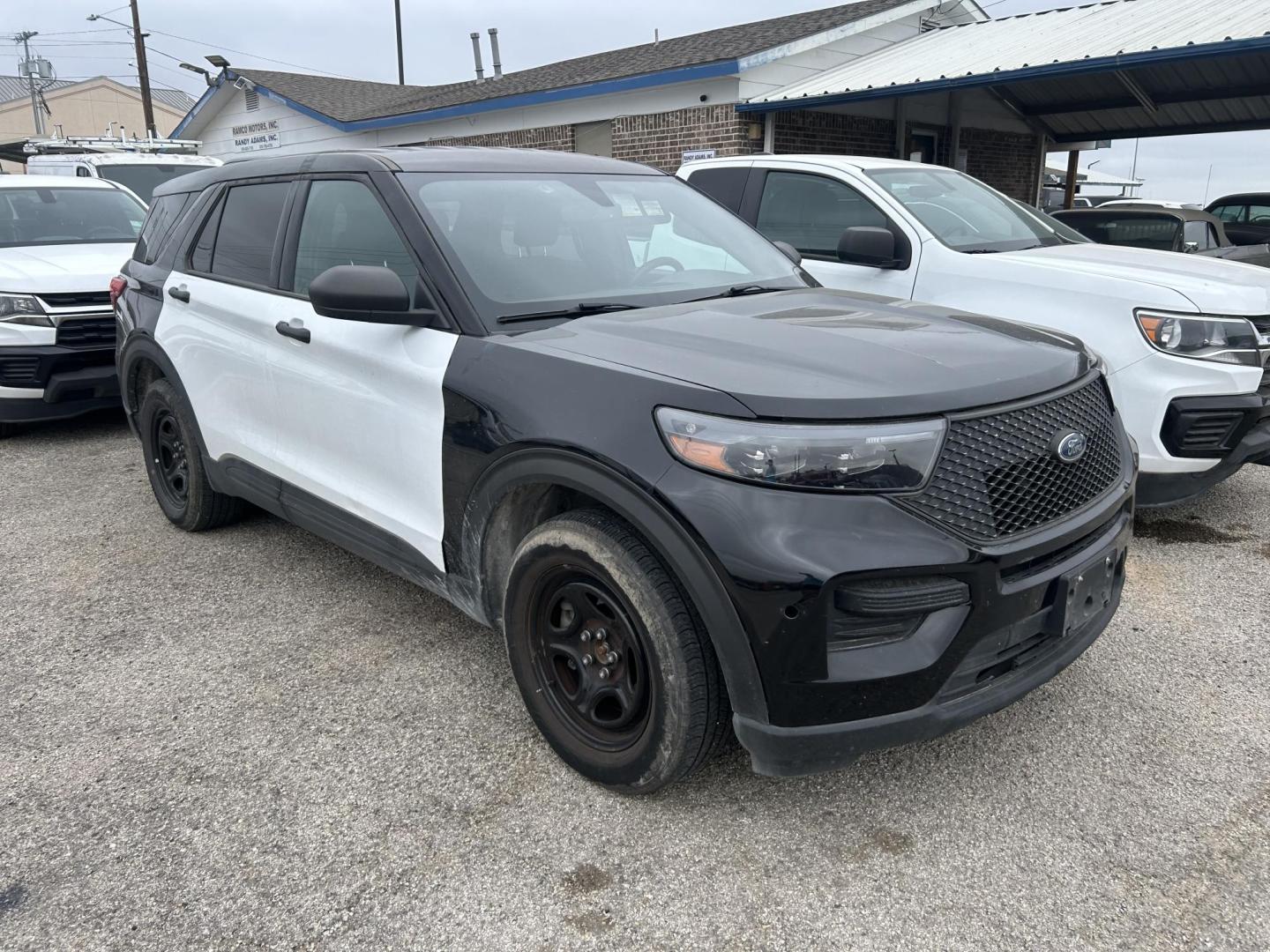 2021 White Ford Explorer Police 4WD (1FM5K8AB4MG) with an 3.3L V6 DOHC 24V engine, 10A transmission, located at 1687 Business 35 S, New Braunfels, TX, 78130, (830) 625-7159, 29.655487, -98.051491 - Photo#3