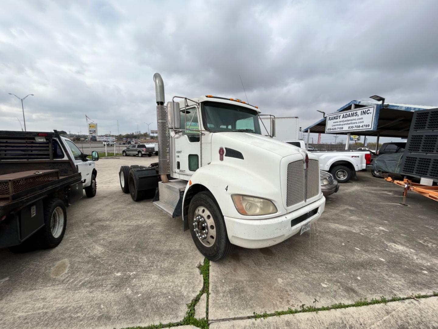 2008 White Kenworth T300 - (2XKMDN9X18M) with an 8.3L L6 DIESEL engine, located at 1687 Business 35 S, New Braunfels, TX, 78130, (830) 625-7159, 29.655487, -98.051491 - Photo#5