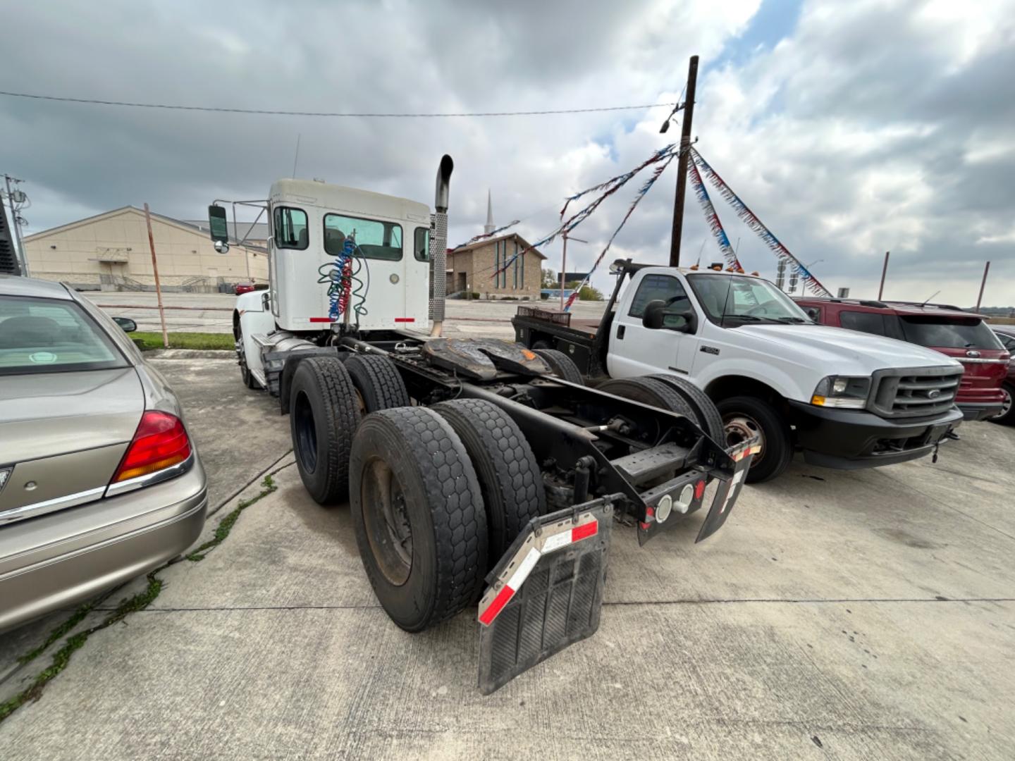 2008 White Kenworth T300 - (2XKMDN9X18M) with an 8.3L L6 DIESEL engine, located at 1687 Business 35 S, New Braunfels, TX, 78130, (830) 625-7159, 29.655487, -98.051491 - Photo#1