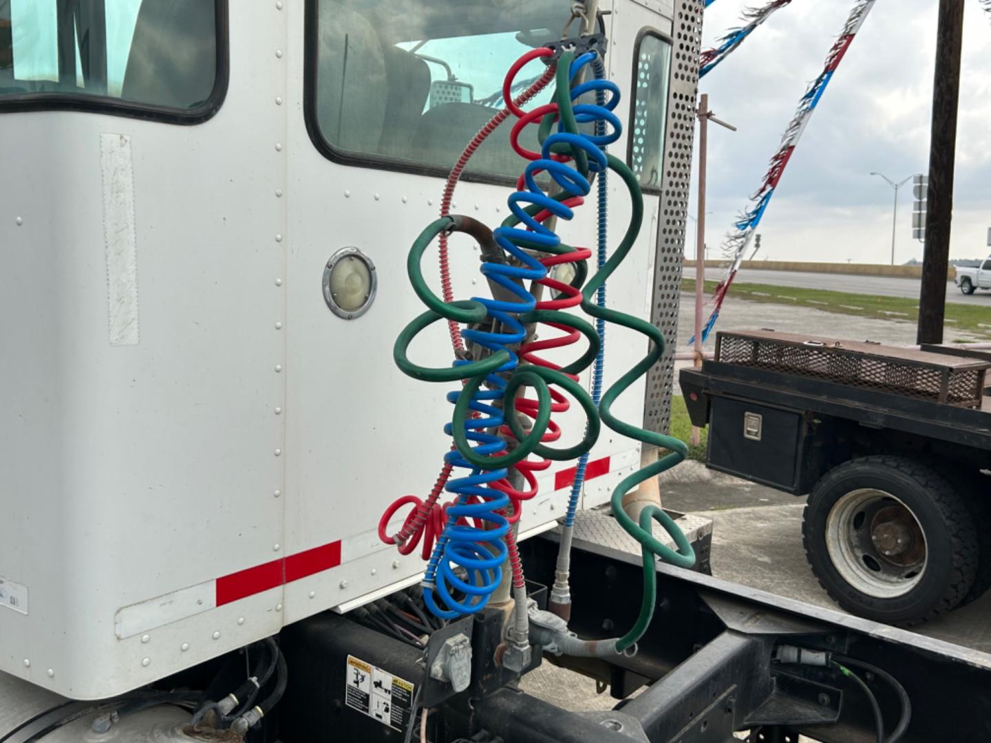 2008 White Kenworth T300 - (2XKMDN9X18M) with an 8.3L L6 DIESEL engine, located at 1687 Business 35 S, New Braunfels, TX, 78130, (830) 625-7159, 29.655487, -98.051491 - Photo#3