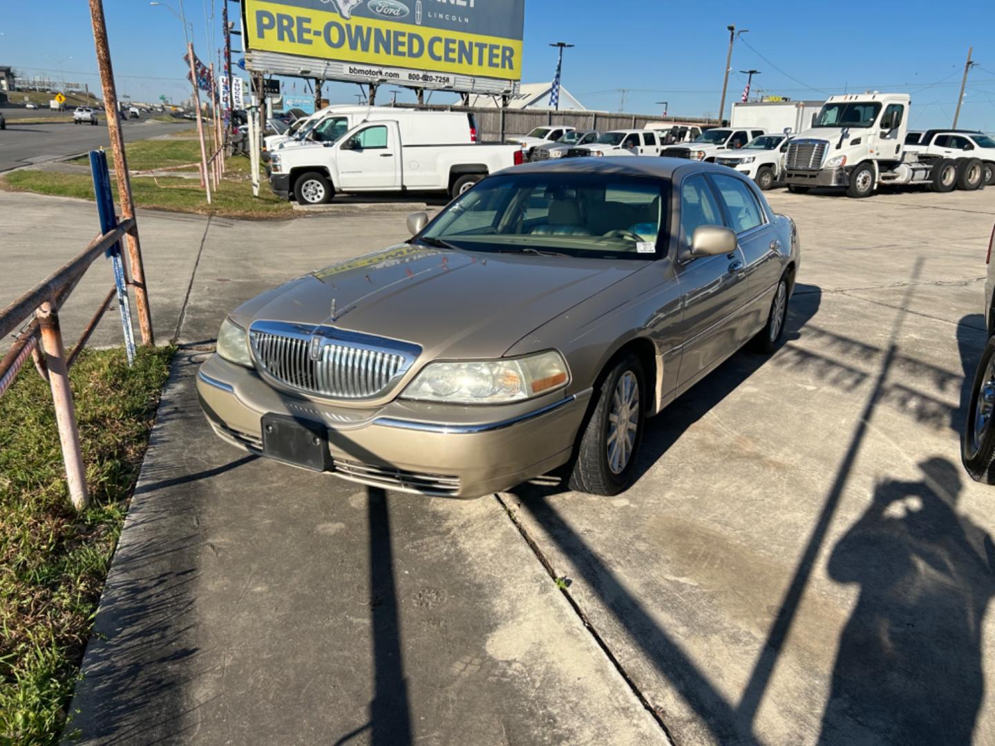 2007 Tan Lincoln Town Car Signature (1LNHM81V87Y) with an 4.6L V8 SOHC 16V FFV engine, 4-Speed Automatic Overdrive transmission, located at 1687 Business 35 S, New Braunfels, TX, 78130, (830) 625-7159, 29.655487, -98.051491 - Photo#0