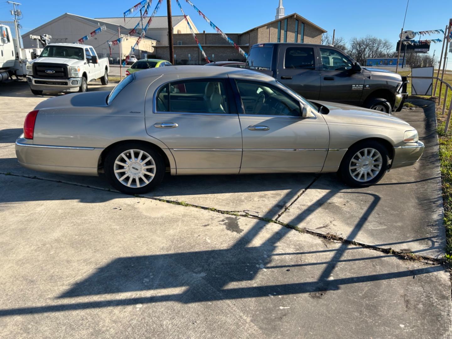 2007 Tan Lincoln Town Car Signature (1LNHM81V87Y) with an 4.6L V8 SOHC 16V FFV engine, 4-Speed Automatic Overdrive transmission, located at 1687 Business 35 S, New Braunfels, TX, 78130, (830) 625-7159, 29.655487, -98.051491 - Photo#1