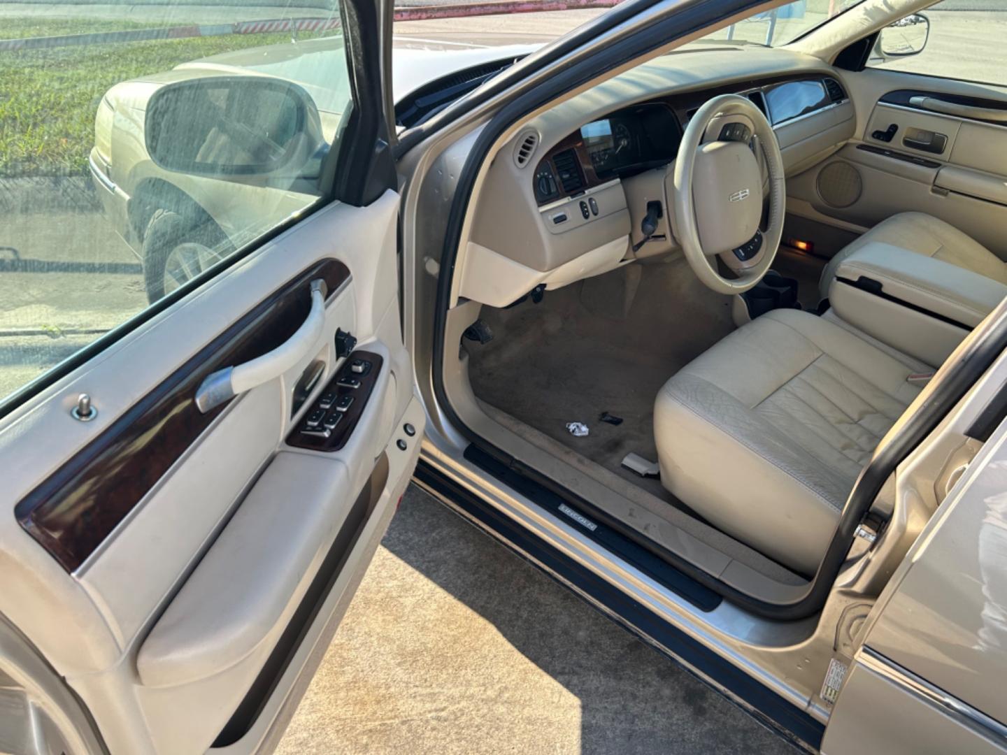 2007 Tan Lincoln Town Car Signature (1LNHM81V87Y) with an 4.6L V8 SOHC 16V FFV engine, 4-Speed Automatic Overdrive transmission, located at 1687 Business 35 S, New Braunfels, TX, 78130, (830) 625-7159, 29.655487, -98.051491 - Photo#3