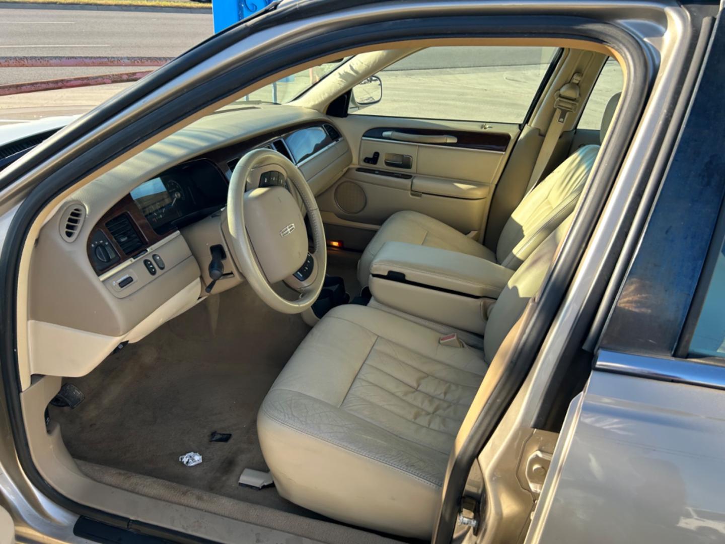 2007 Tan Lincoln Town Car Signature (1LNHM81V87Y) with an 4.6L V8 SOHC 16V FFV engine, 4-Speed Automatic Overdrive transmission, located at 1687 Business 35 S, New Braunfels, TX, 78130, (830) 625-7159, 29.655487, -98.051491 - Photo#6